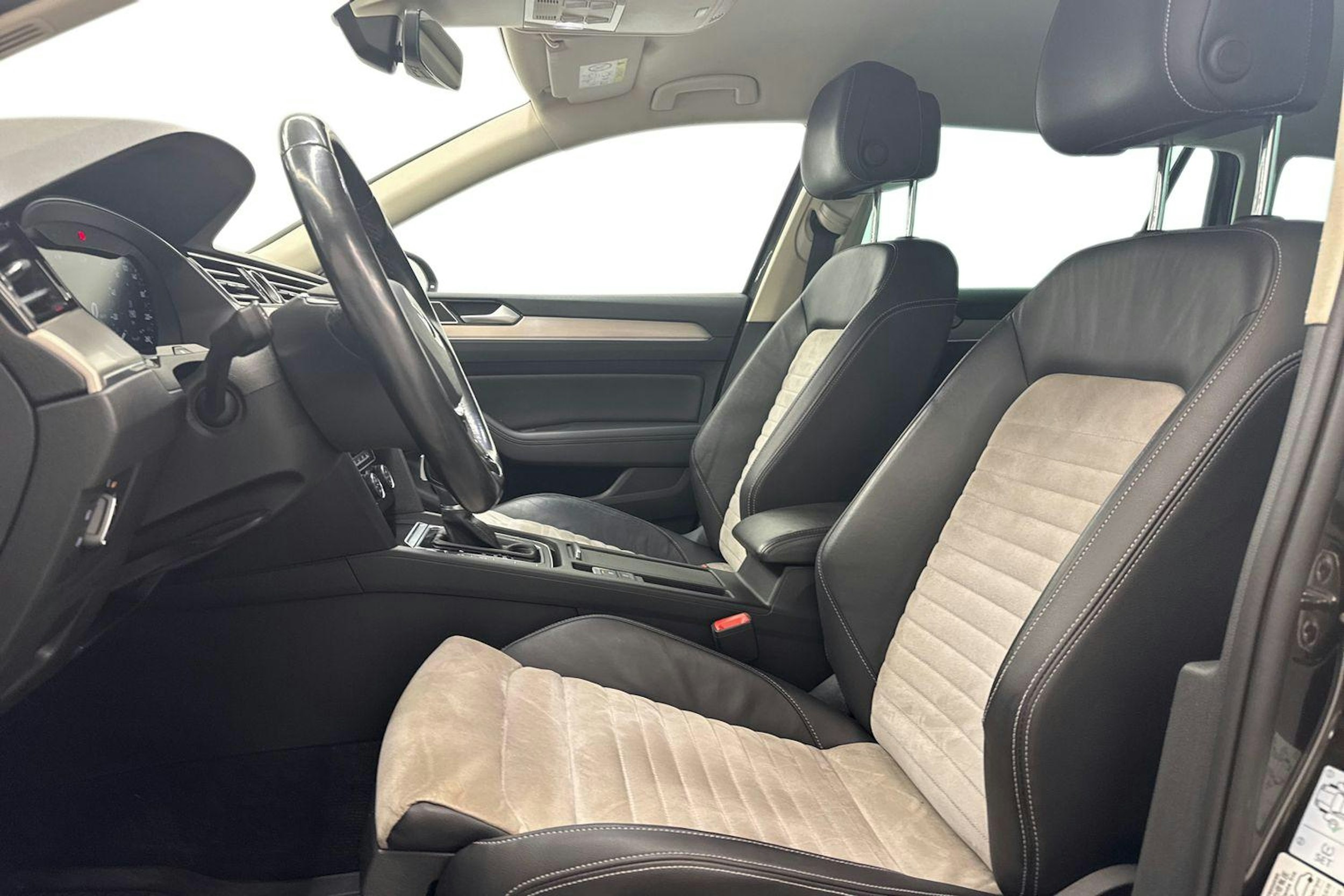 ruskea (beige) Volkswagen Passat 2017 kuva 11.