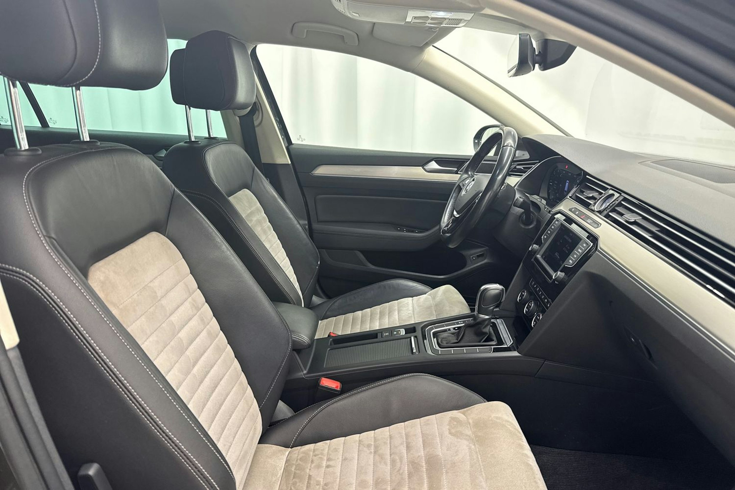 ruskea (beige) Volkswagen Passat 2017 kuva 13.