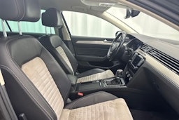 ruskea (beige) Volkswagen Passat 2017 kuva 13.