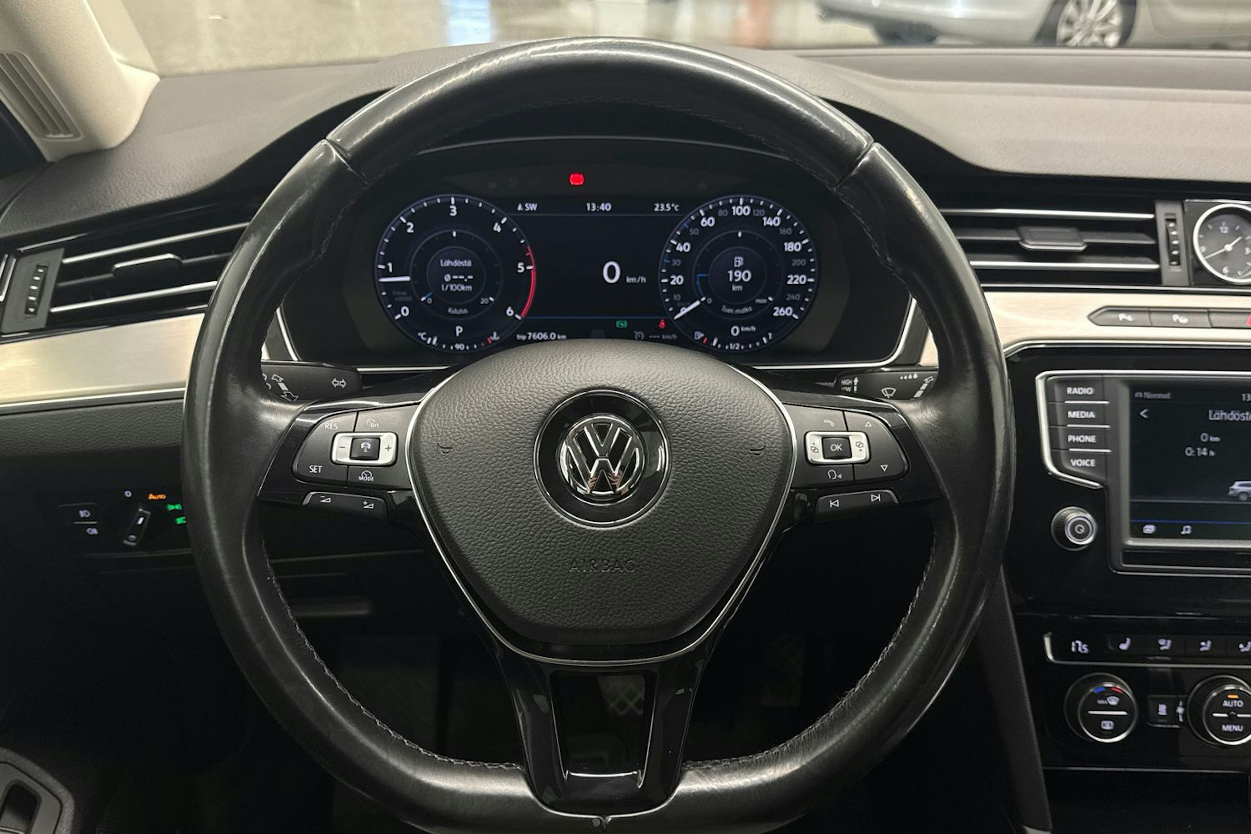 ruskea (beige) Volkswagen Passat 2017 kuva 14.