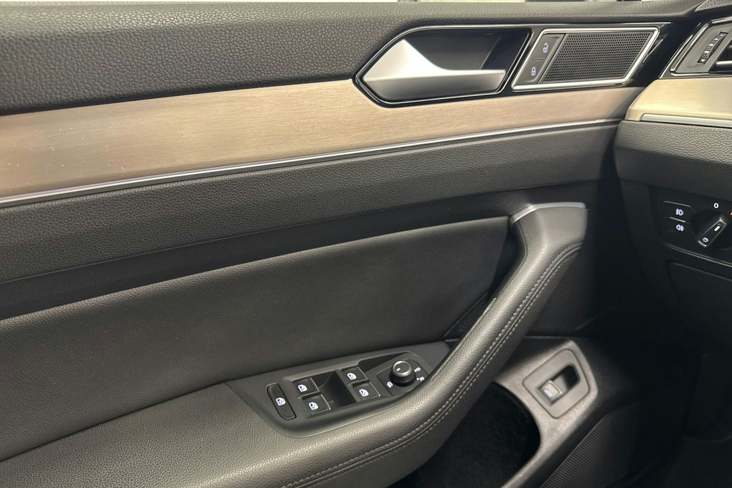 ruskea (beige) Volkswagen Passat 2017 kuva 18.