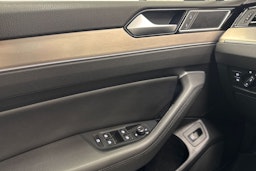 ruskea (beige) Volkswagen Passat 2017 kuva 18.