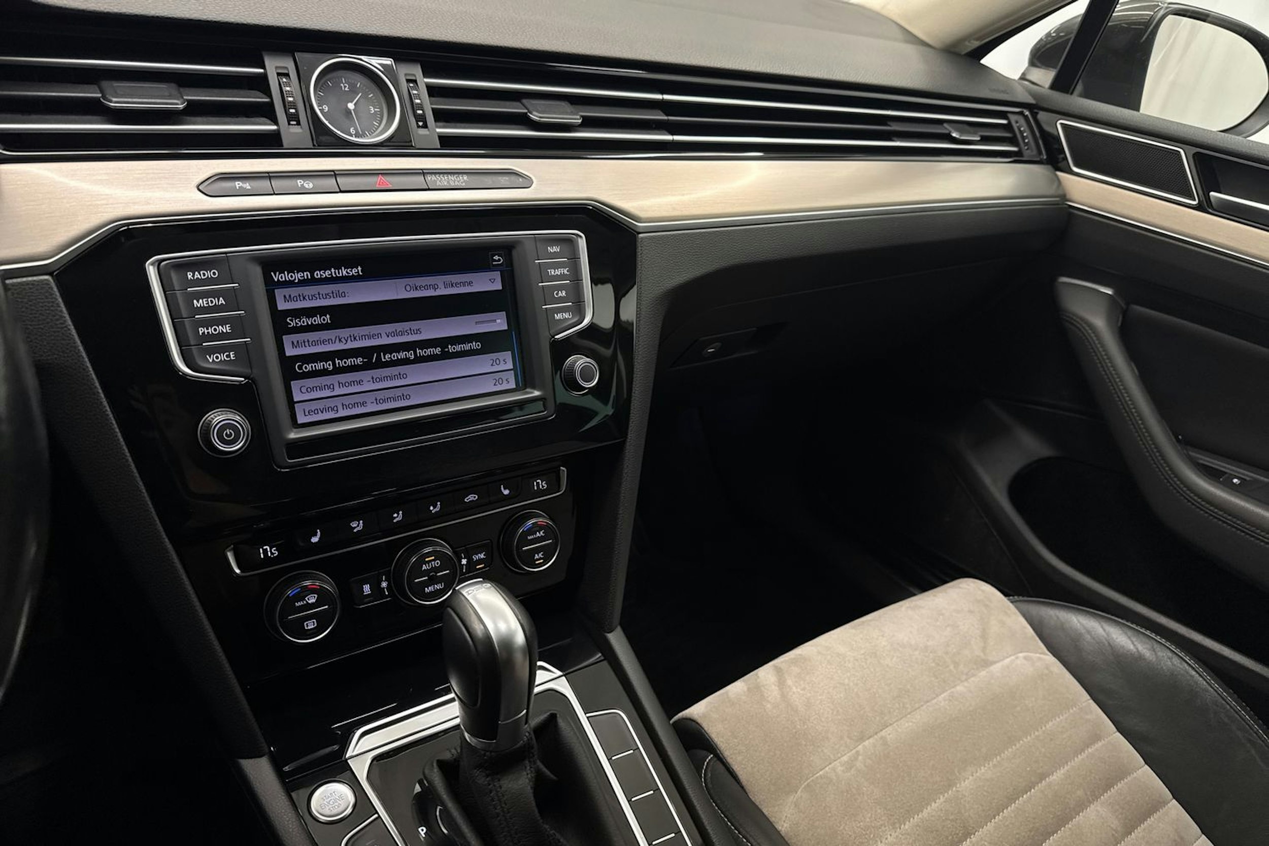 ruskea (beige) Volkswagen Passat 2017 kuva 20.