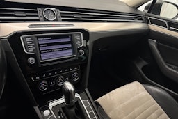 ruskea (beige) Volkswagen Passat 2017 kuva 20.
