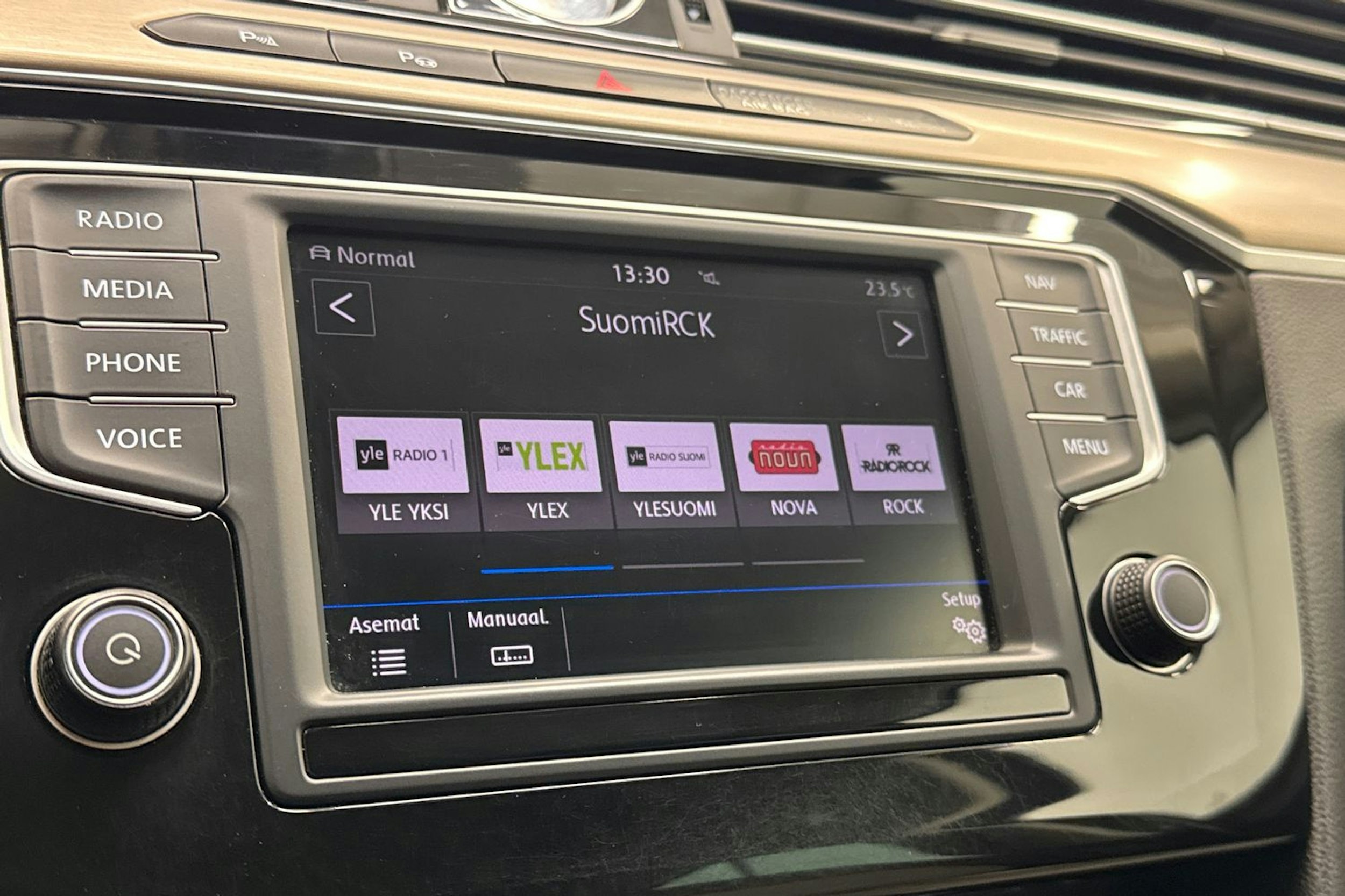 ruskea (beige) Volkswagen Passat 2017 kuva 22.