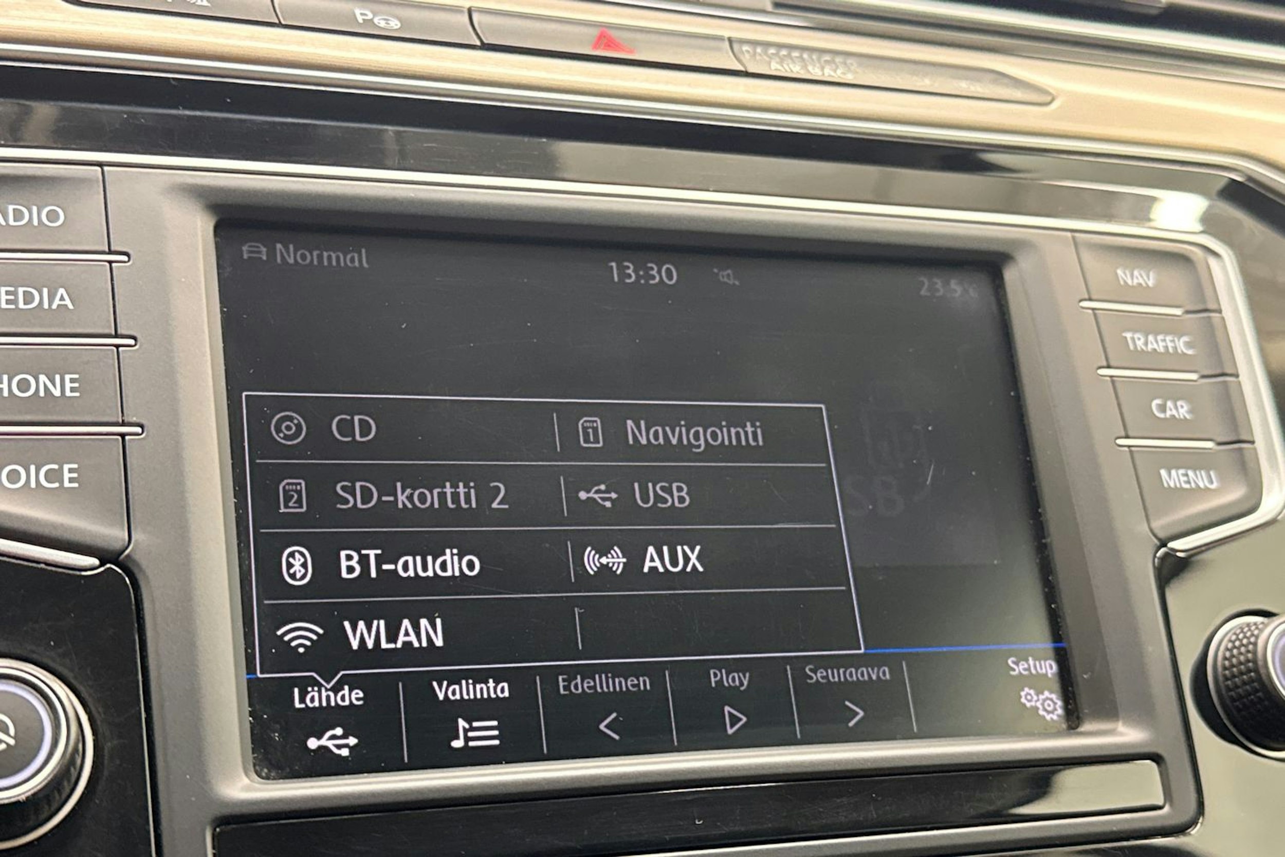 ruskea (beige) Volkswagen Passat 2017 kuva 23.
