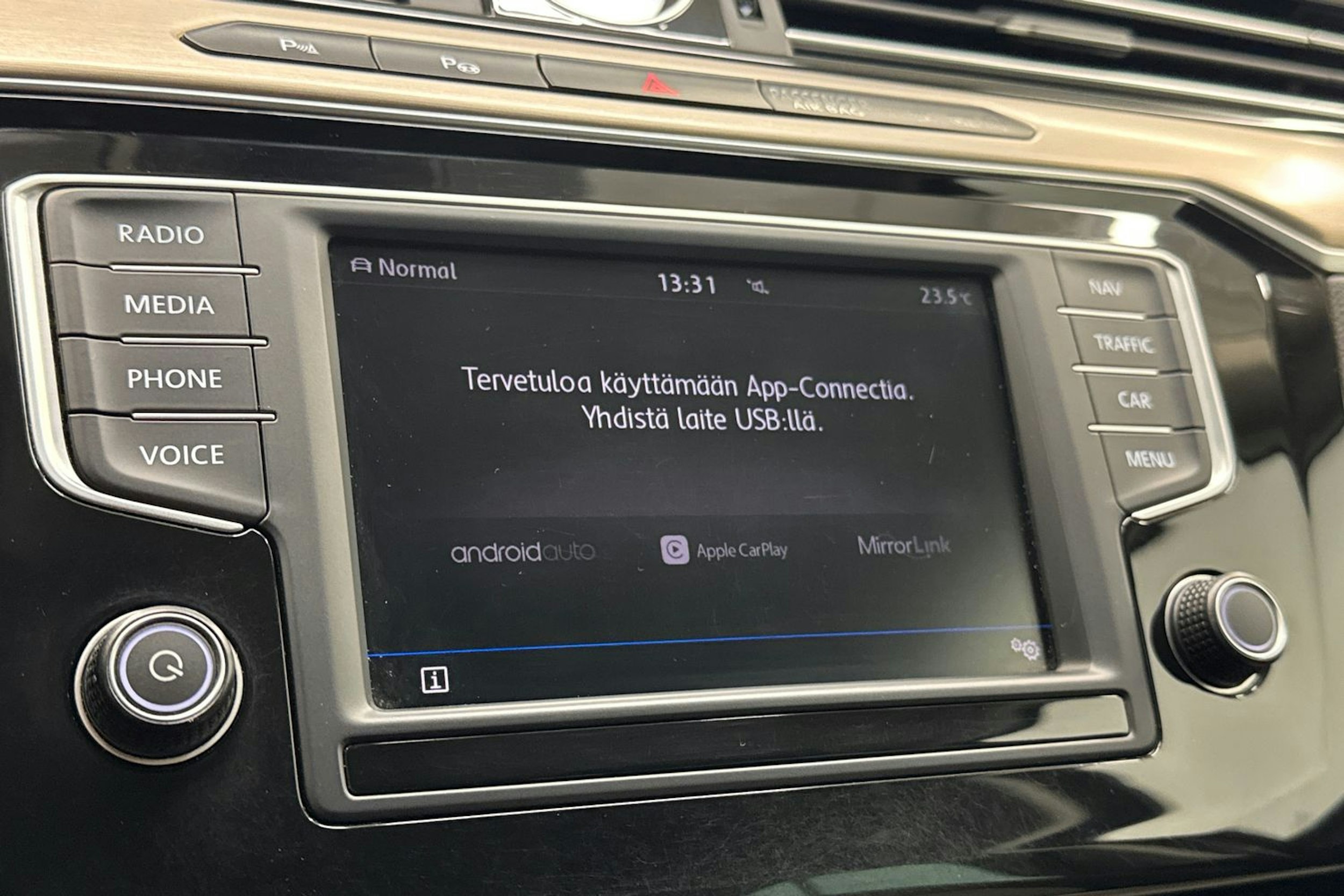 ruskea (beige) Volkswagen Passat 2017 kuva 24.