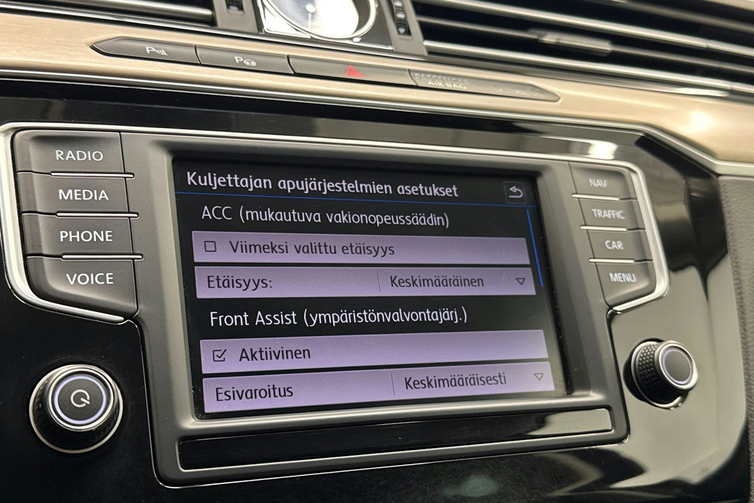 ruskea (beige) Volkswagen Passat 2017 kuva 25.