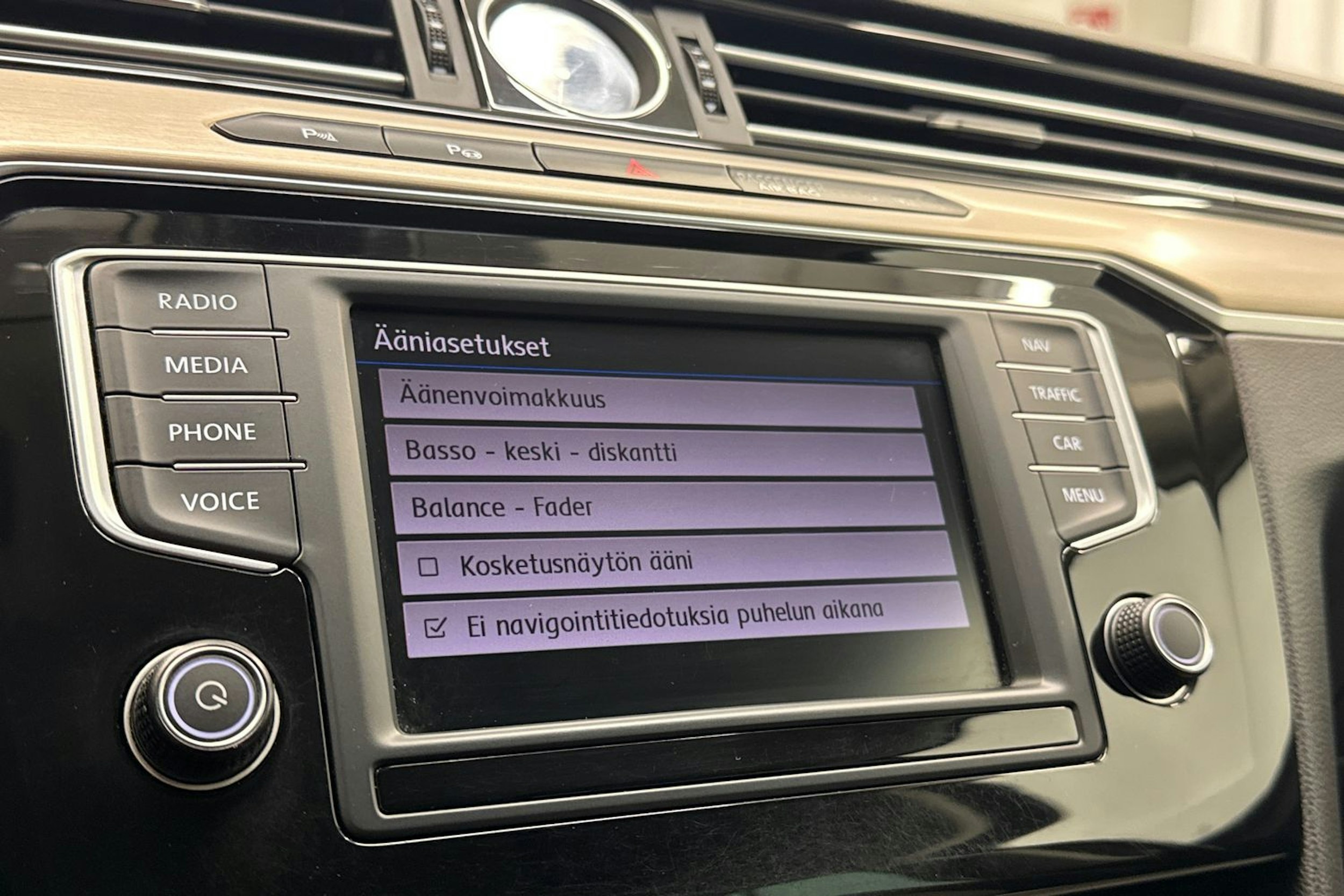 ruskea (beige) Volkswagen Passat 2017 kuva 27.