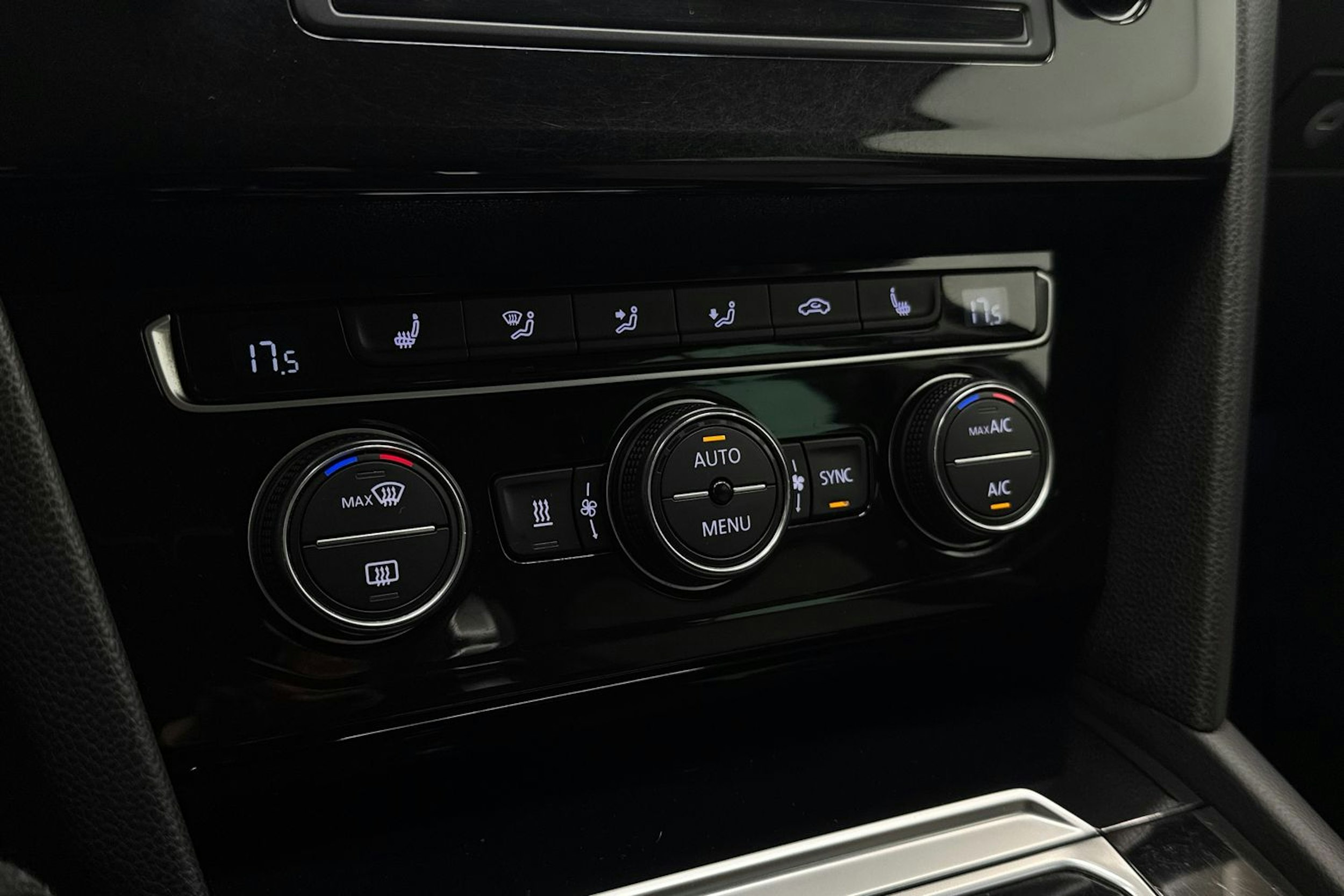 ruskea (beige) Volkswagen Passat 2017 kuva 29.