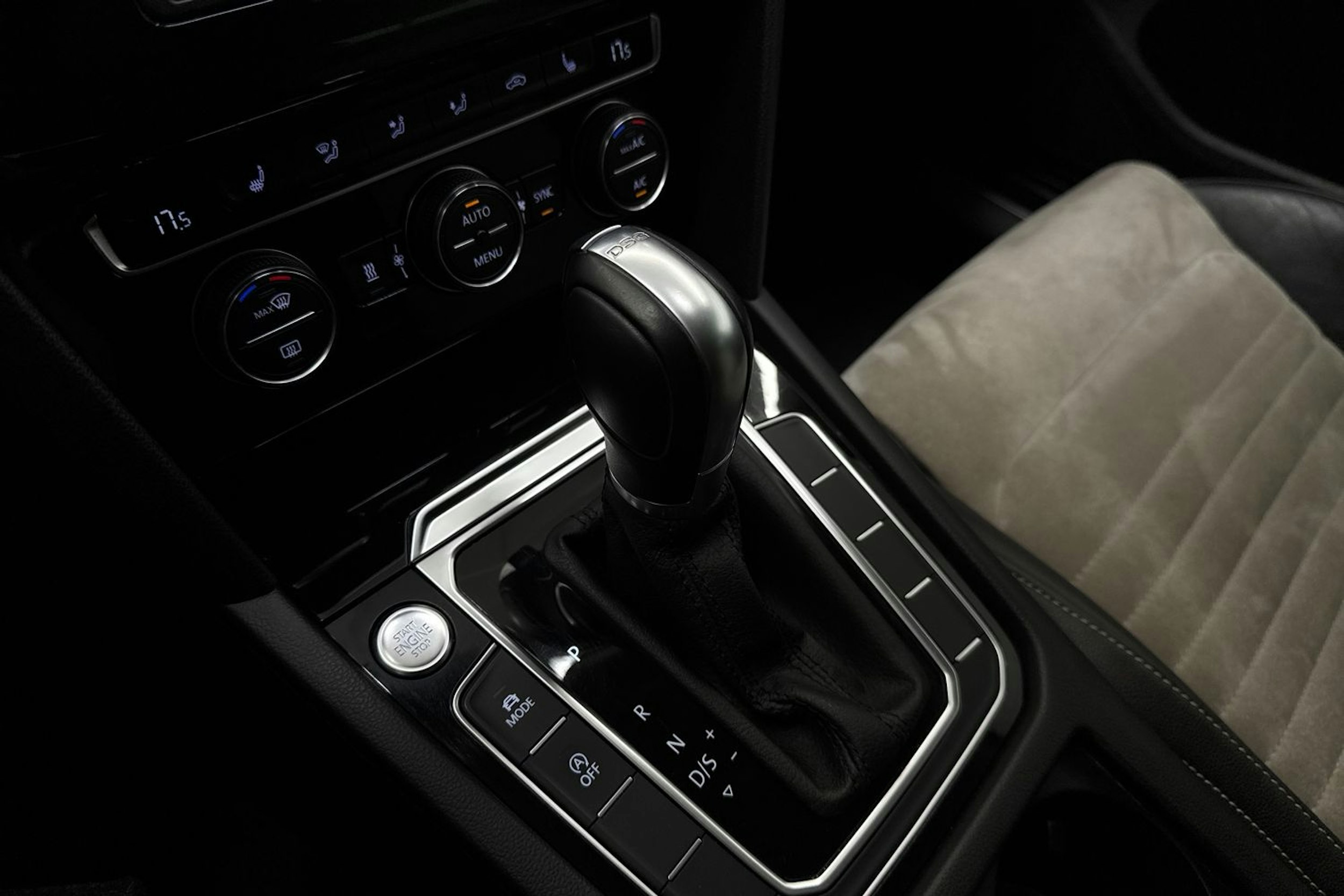 ruskea (beige) Volkswagen Passat 2017 kuva 30.