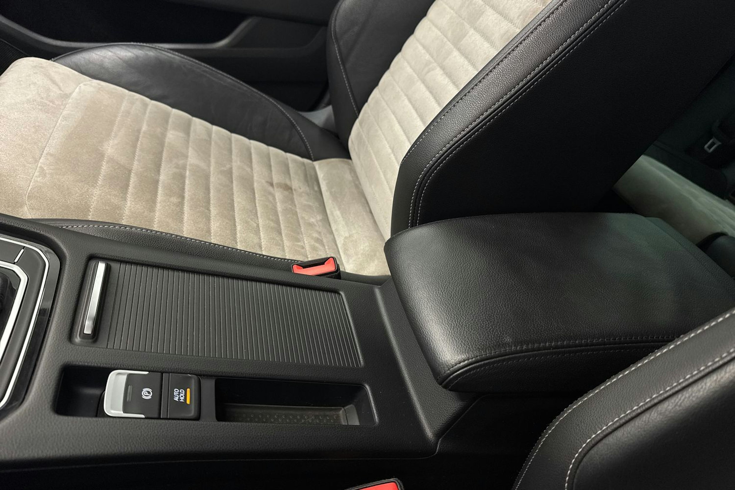 ruskea (beige) Volkswagen Passat 2017 kuva 31.