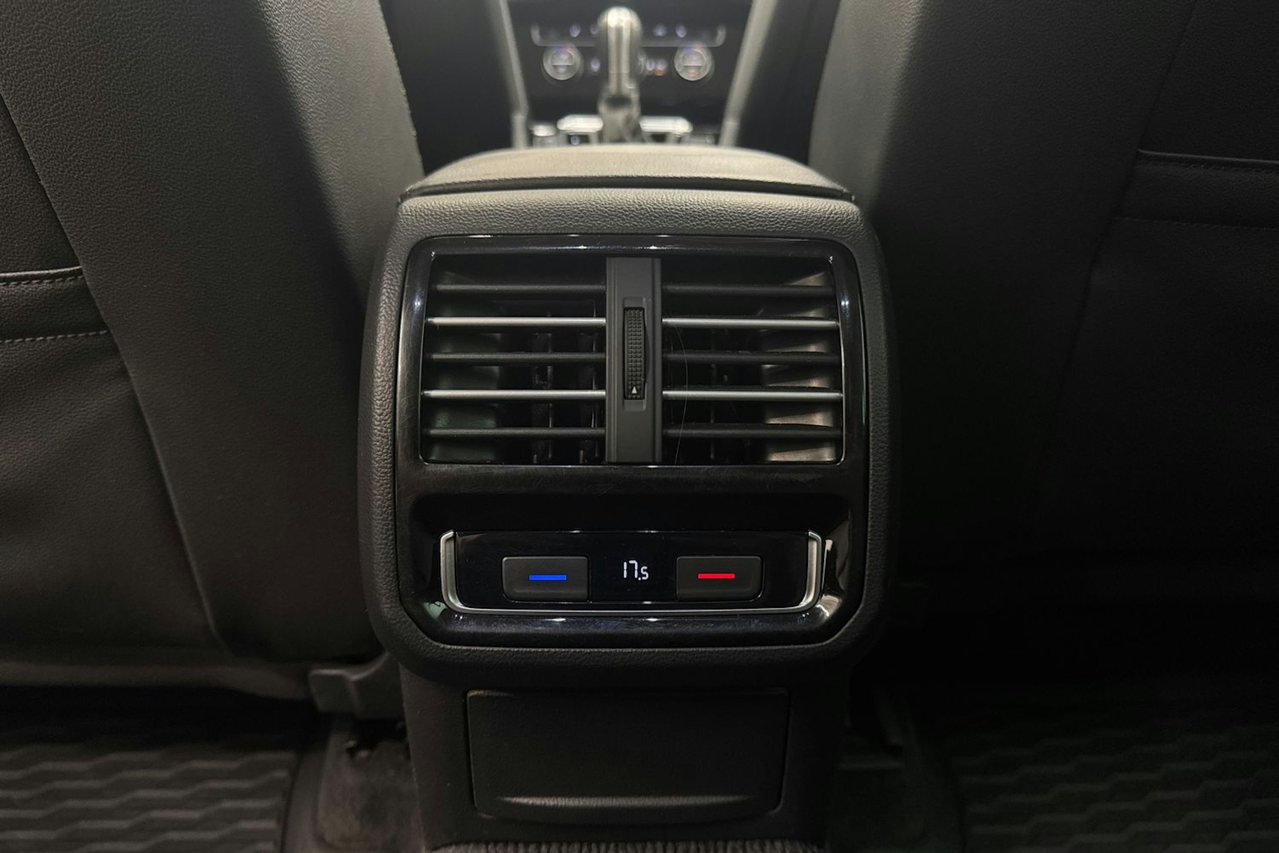 ruskea (beige) Volkswagen Passat 2017 kuva 34.