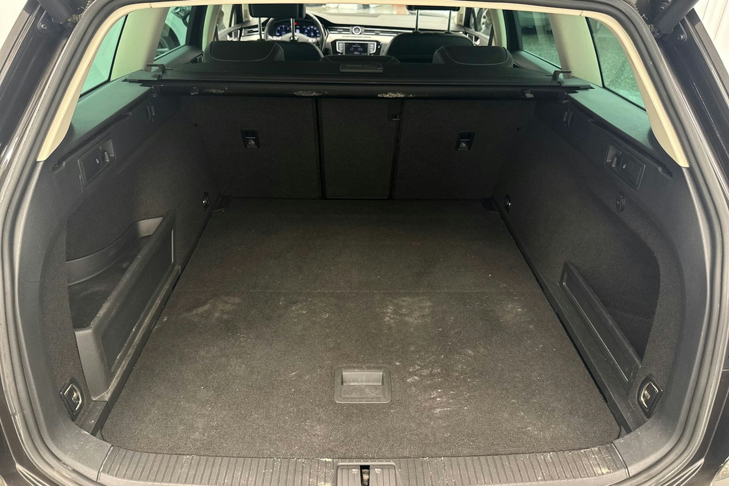 ruskea (beige) Volkswagen Passat 2017 kuva 35.