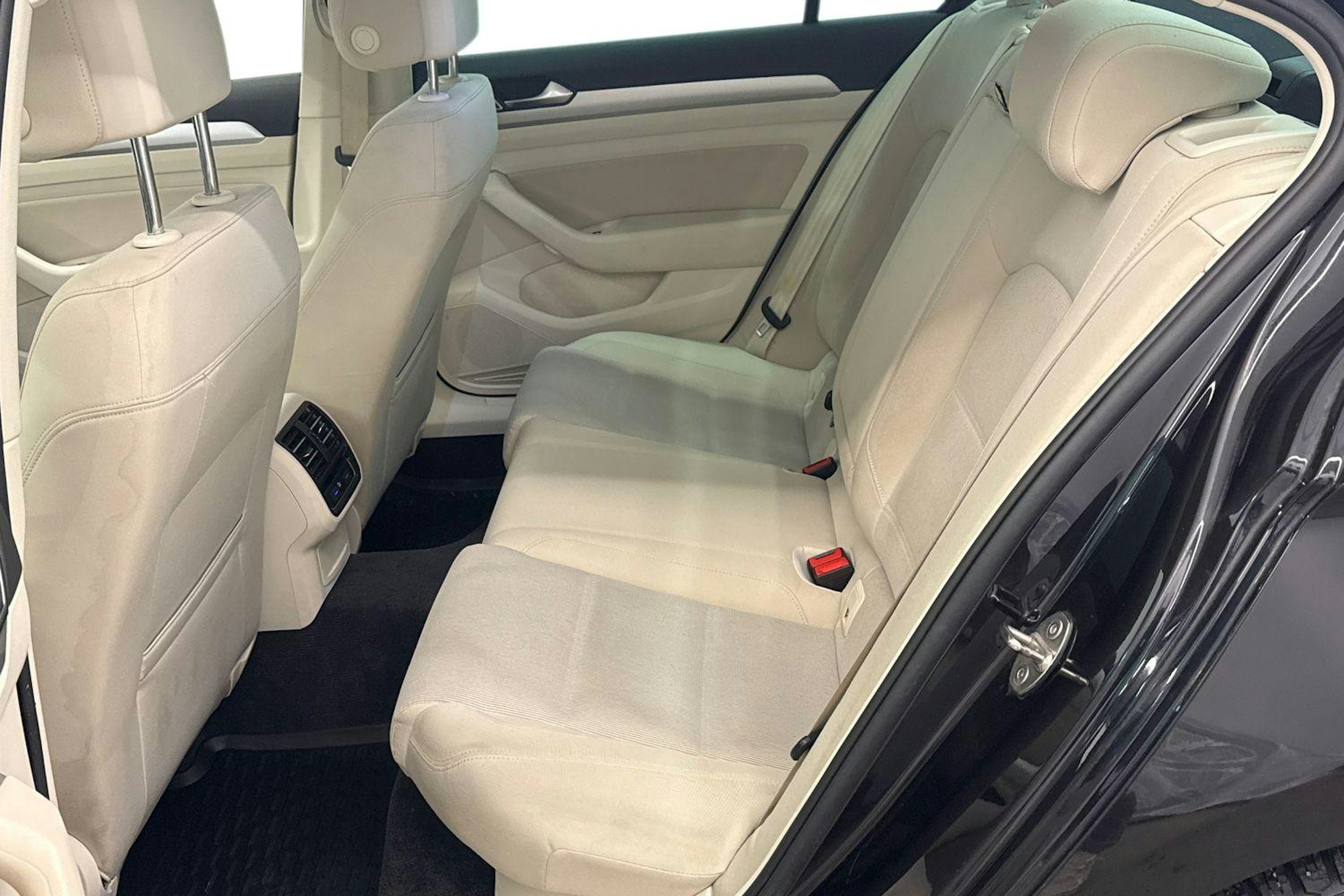 Musta Volkswagen PASSAT 2018 kuva 10.