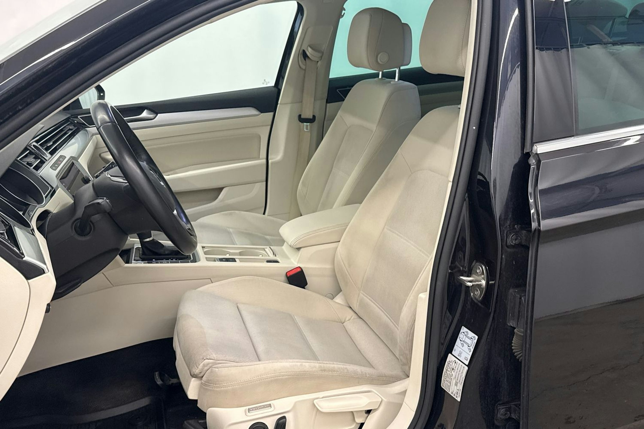 Musta Volkswagen PASSAT 2018 kuva 14.