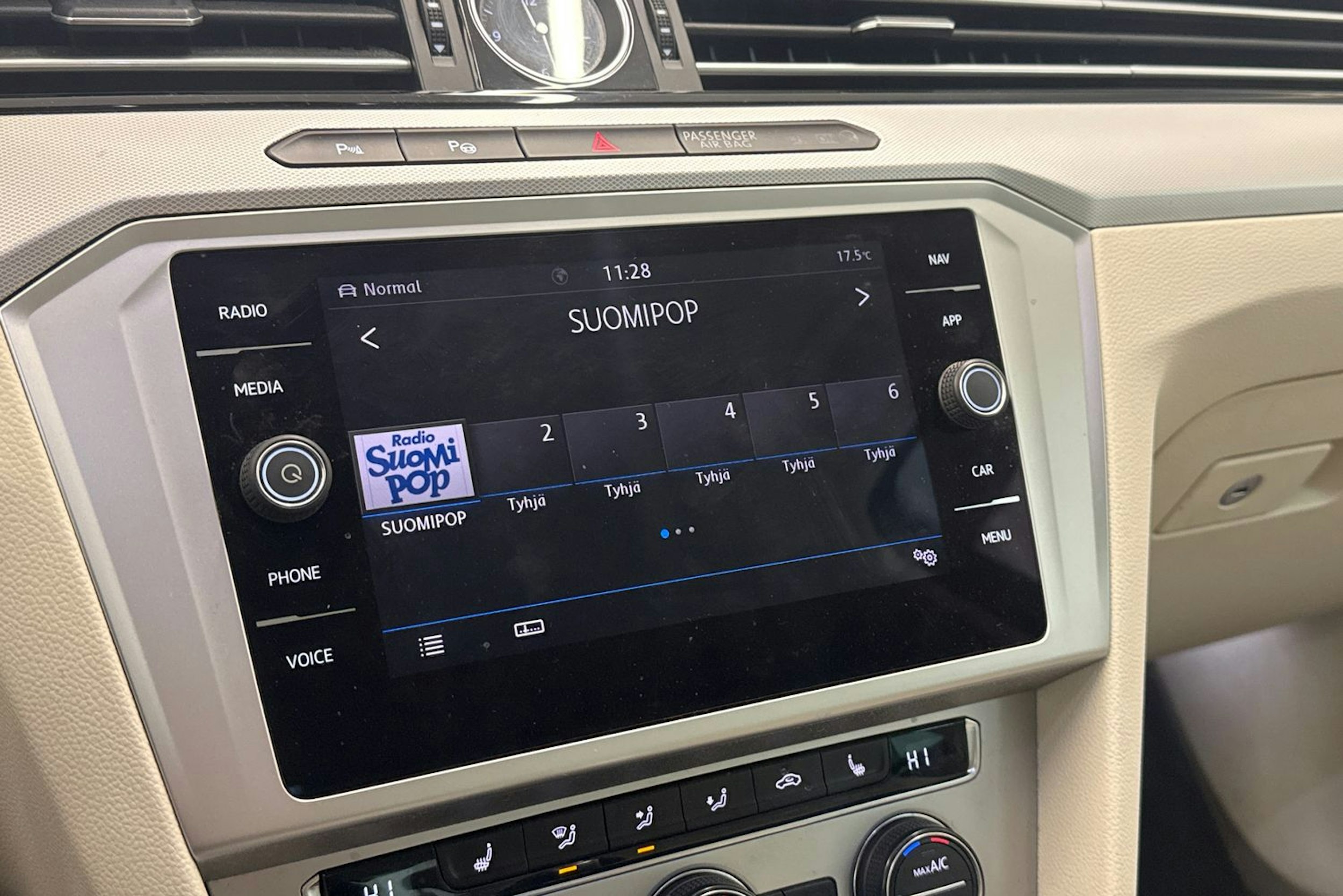 Musta Volkswagen PASSAT 2018 kuva 18.