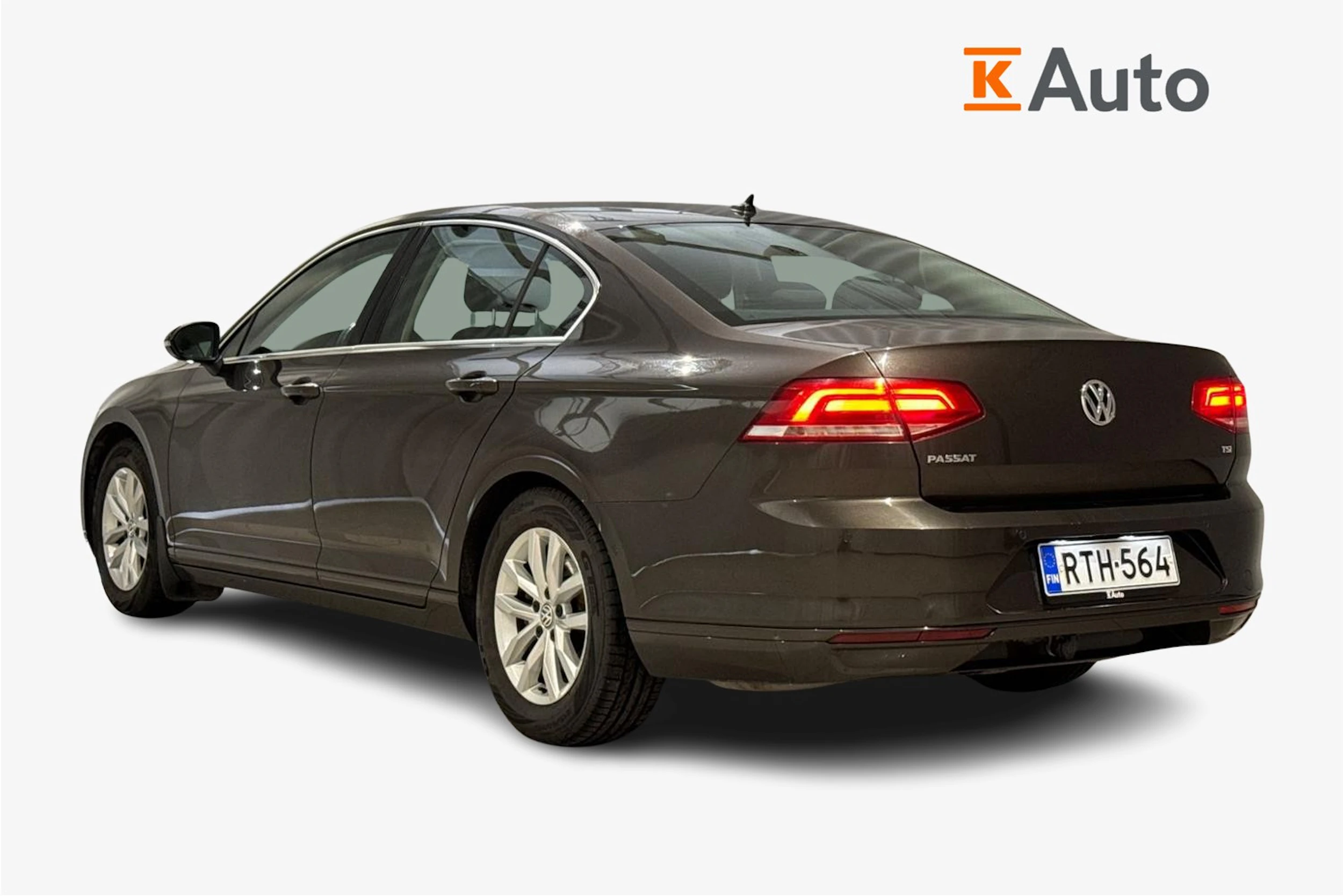 ruskea (beige) Volkswagen Passat 2018 kuva 2.