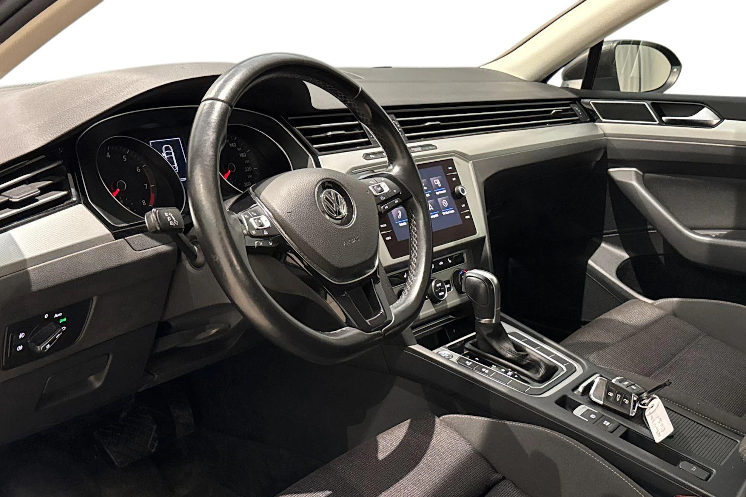 ruskea (beige) Volkswagen Passat 2018 kuva 6.