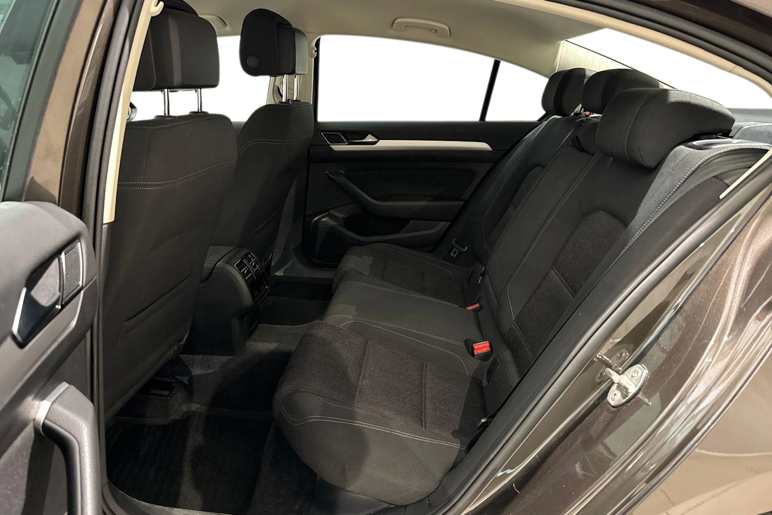 ruskea (beige) Volkswagen Passat 2018 kuva 8.