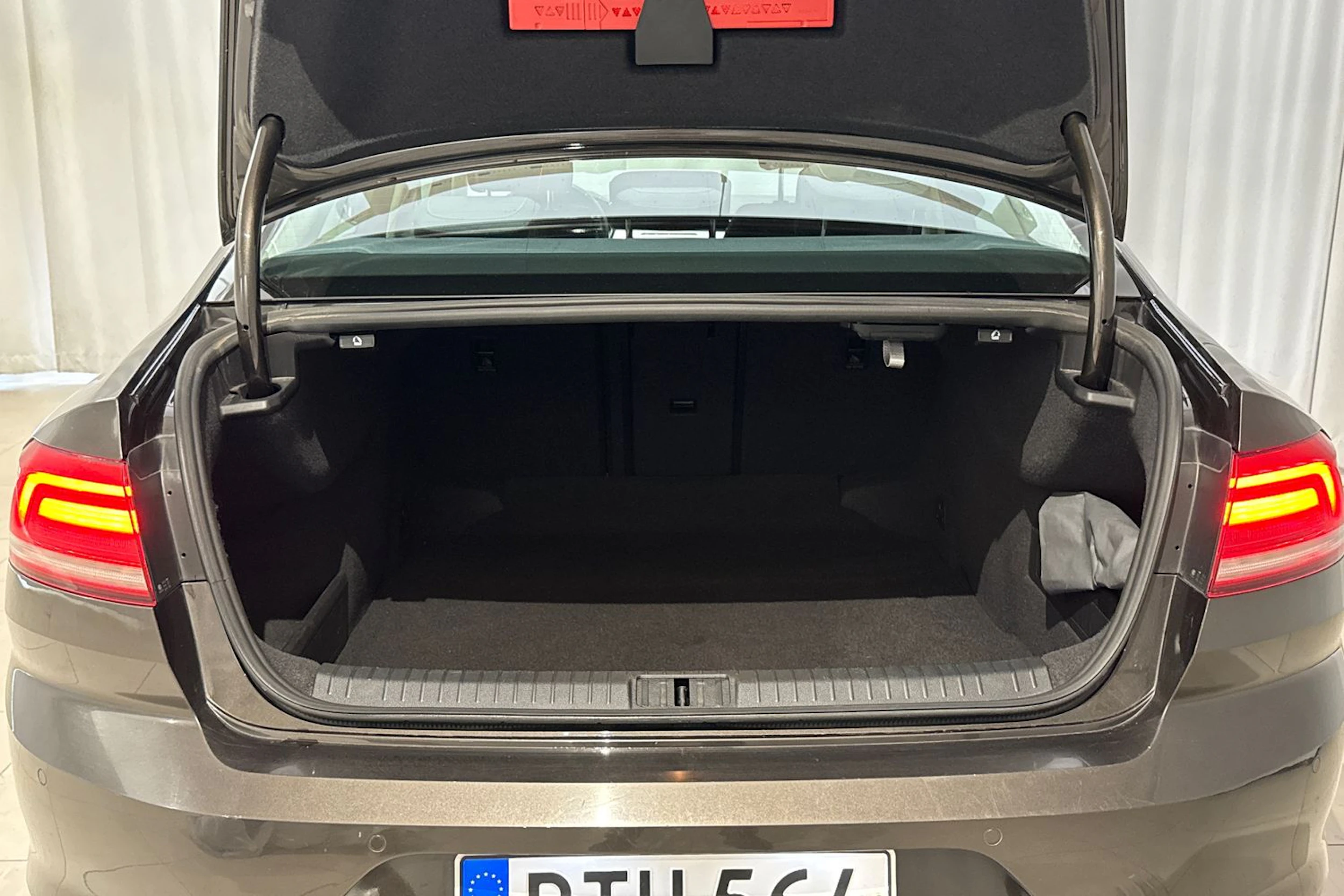 ruskea (beige) Volkswagen Passat 2018 kuva 12.