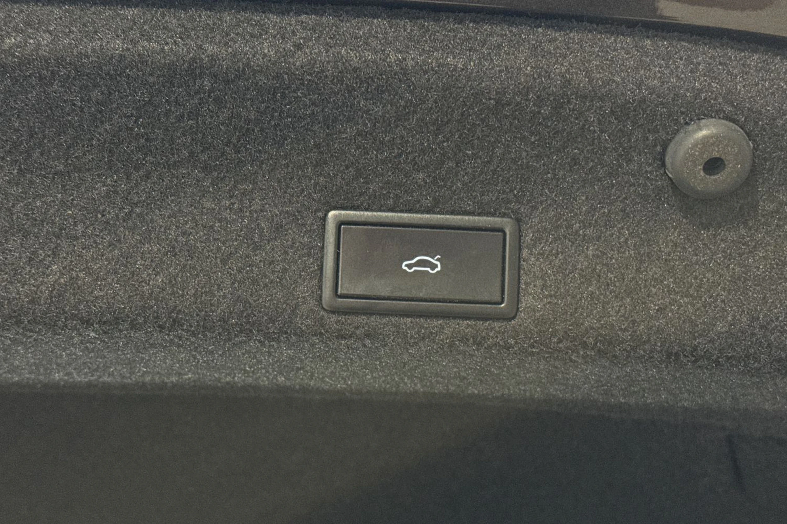 ruskea (beige) Volkswagen Passat 2018 kuva 13.