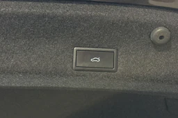 ruskea (beige) Volkswagen Passat 2018 kuva 13.