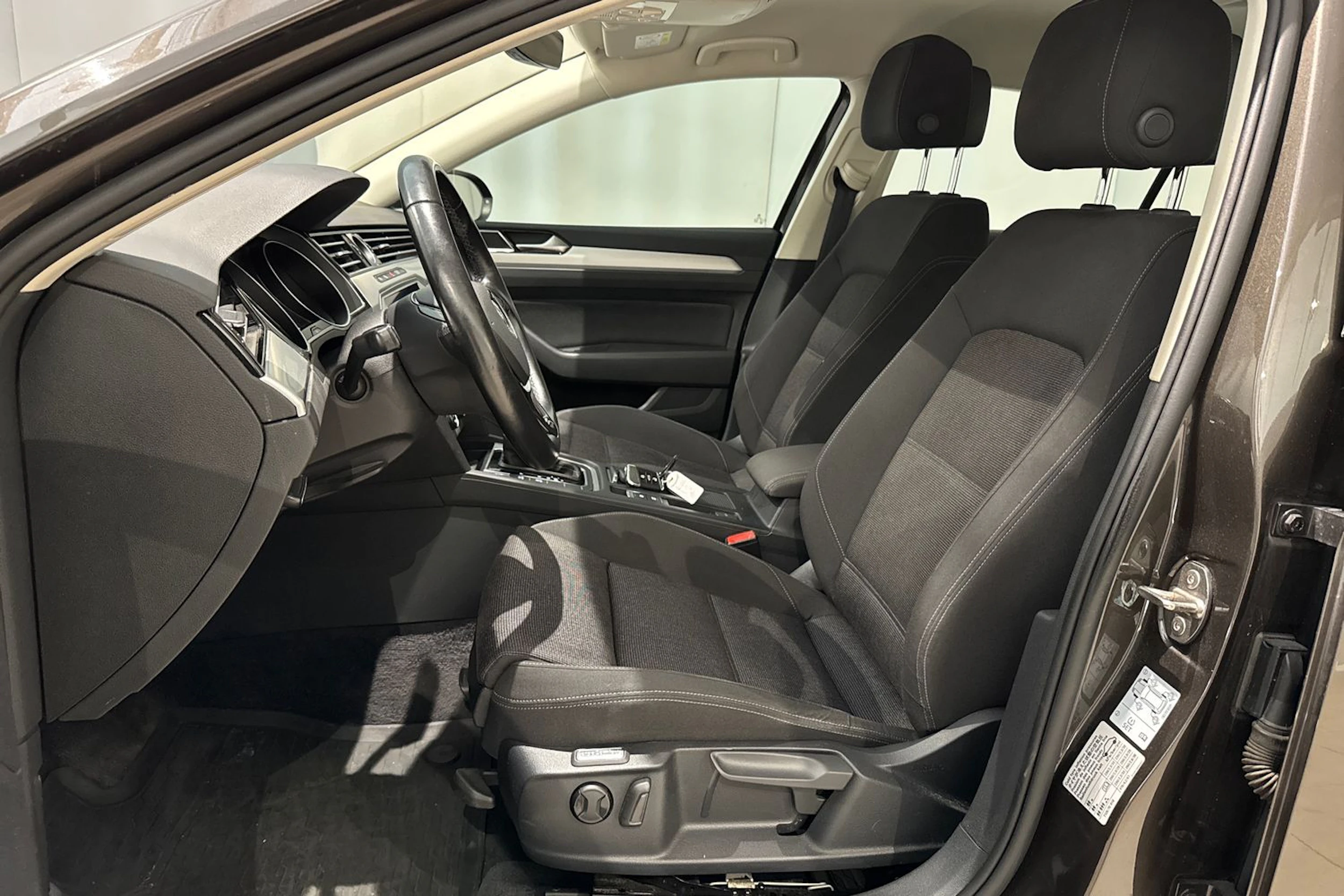 ruskea (beige) Volkswagen Passat 2018 kuva 15.