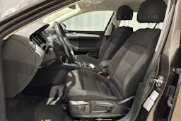 ruskea (beige) Volkswagen Passat 2018 kuva 15.
