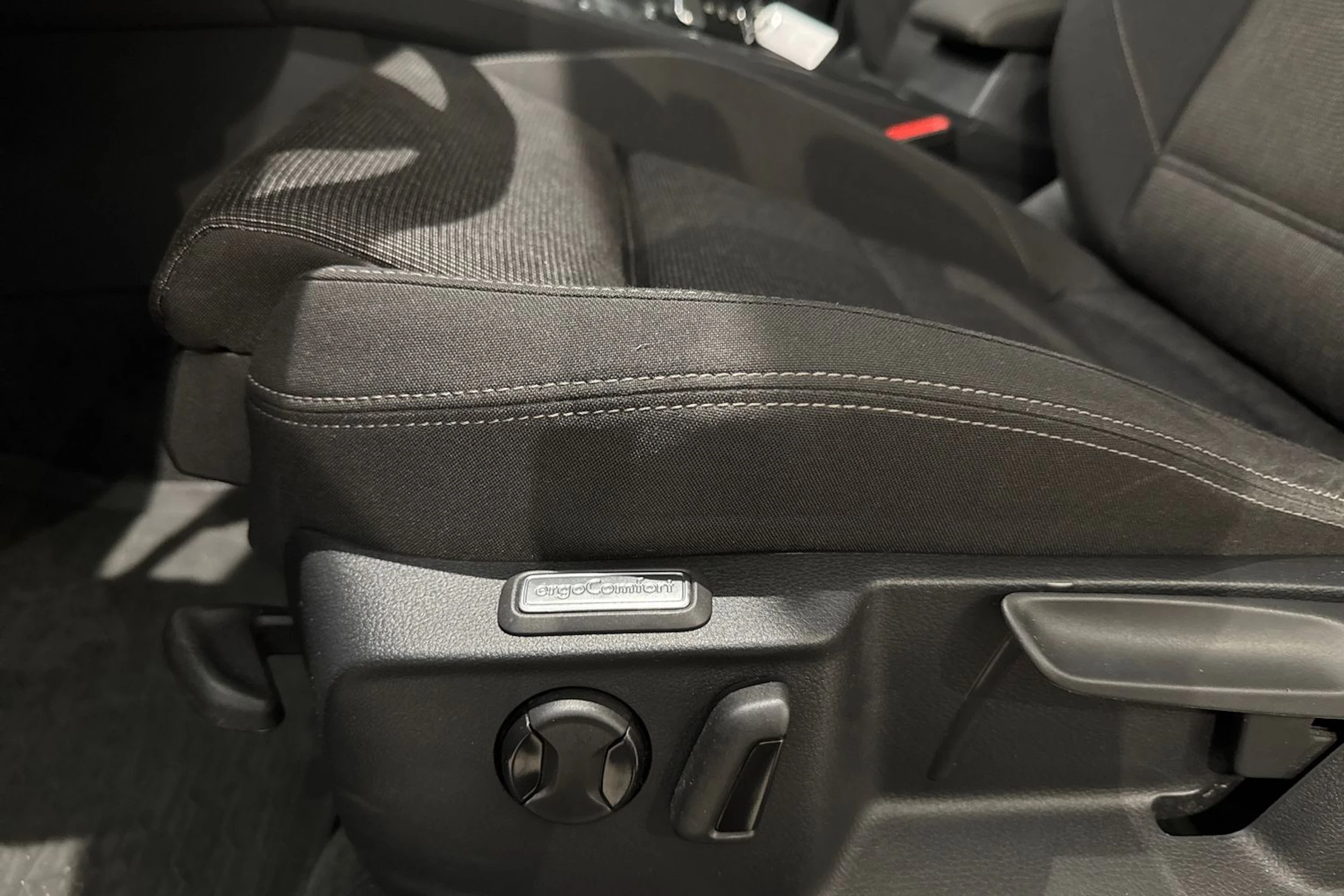 ruskea (beige) Volkswagen Passat 2018 kuva 16.