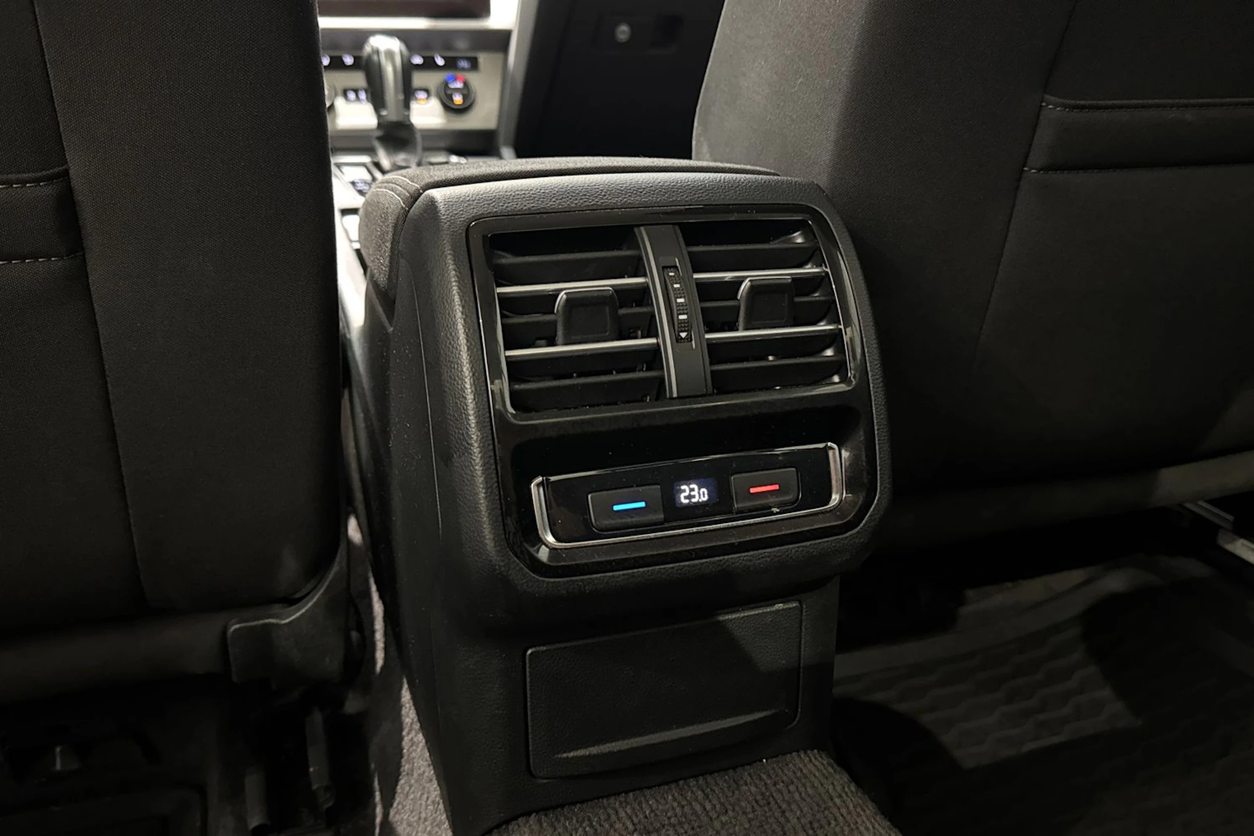 ruskea (beige) Volkswagen Passat 2018 kuva 17.