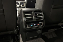 ruskea (beige) Volkswagen Passat 2018 kuva 17.