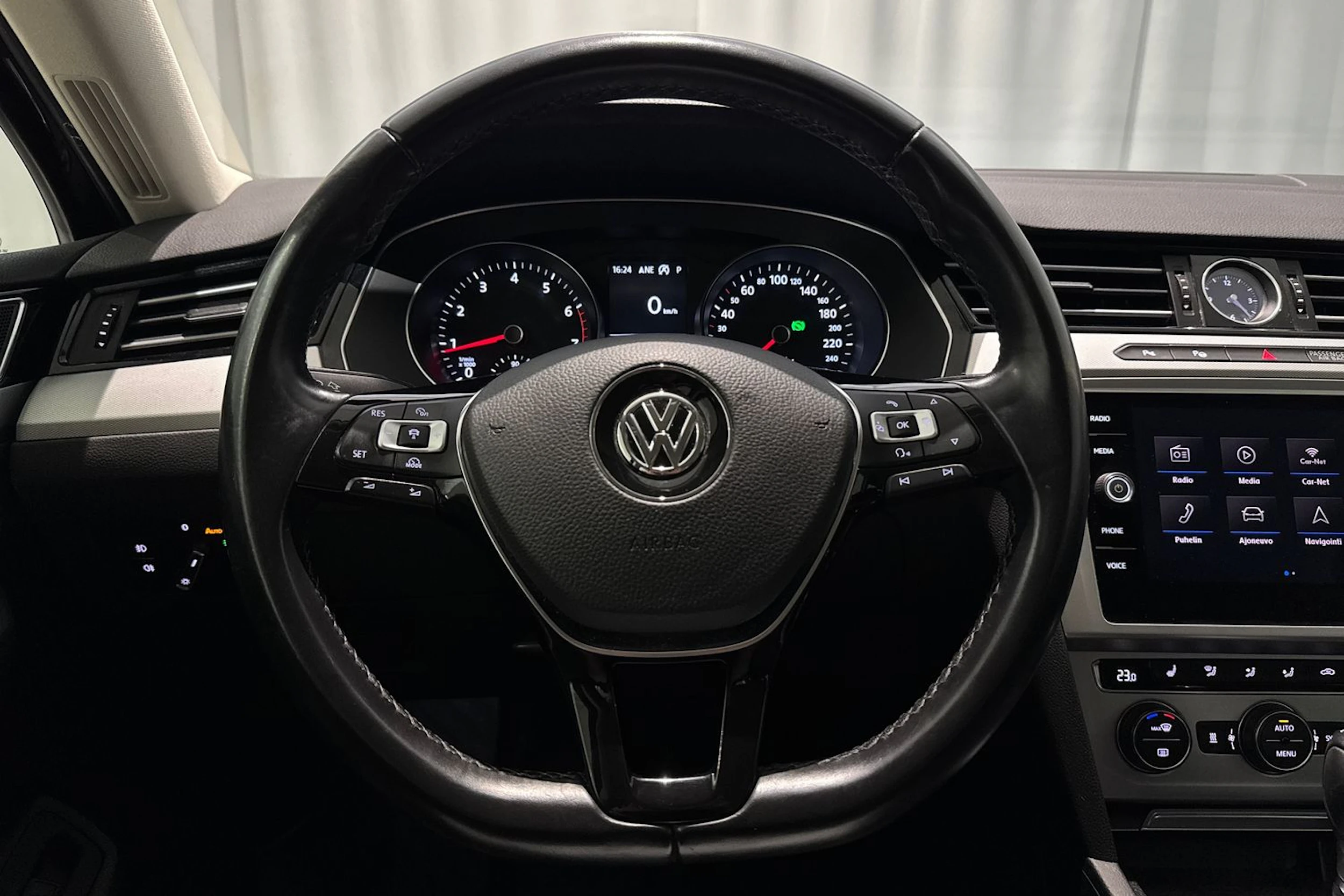 ruskea (beige) Volkswagen Passat 2018 kuva 18.