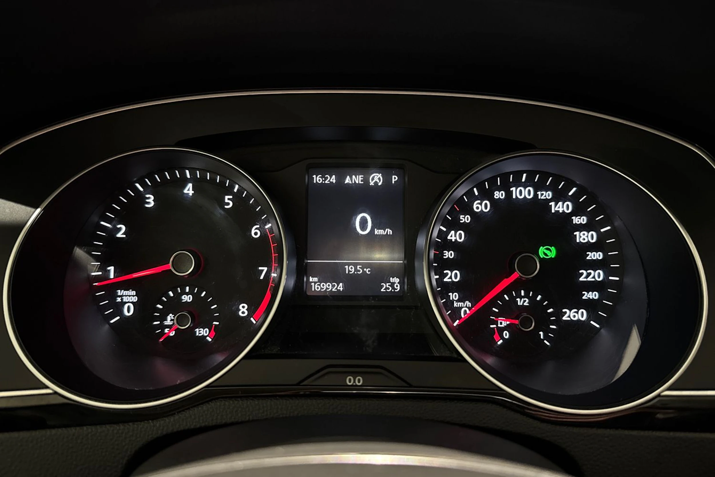 ruskea (beige) Volkswagen Passat 2018 kuva 19.