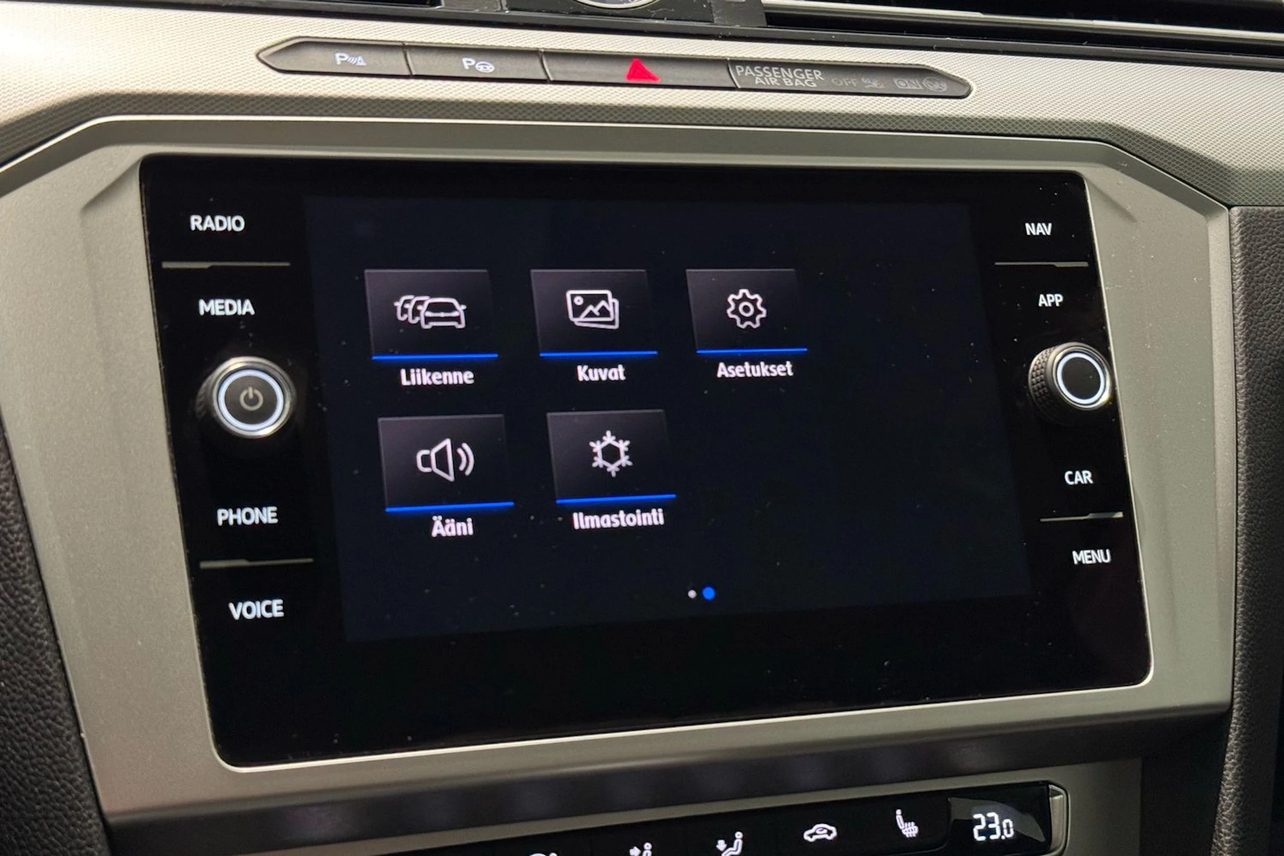 ruskea (beige) Volkswagen Passat 2018 kuva 21.