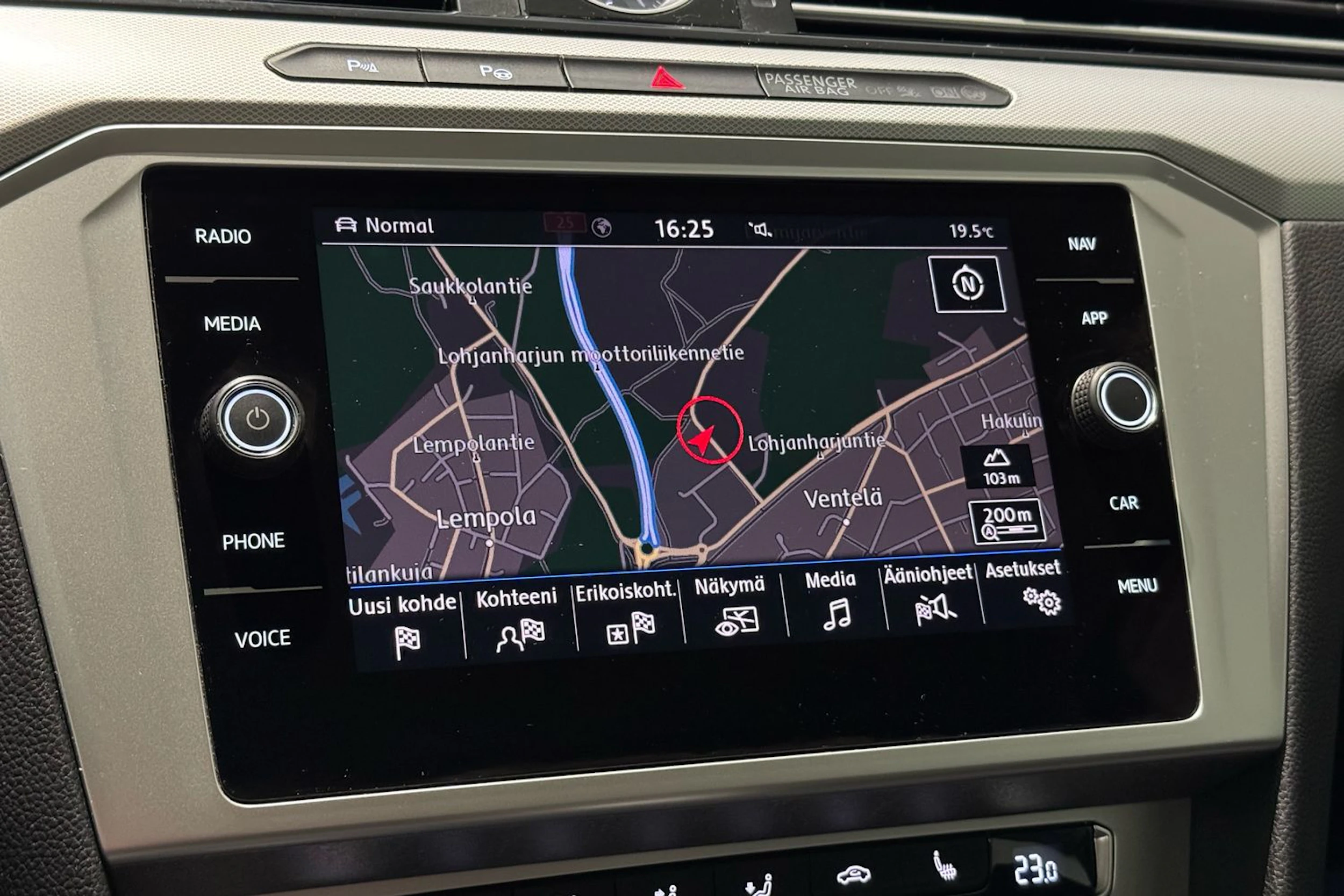 ruskea (beige) Volkswagen Passat 2018 kuva 23.