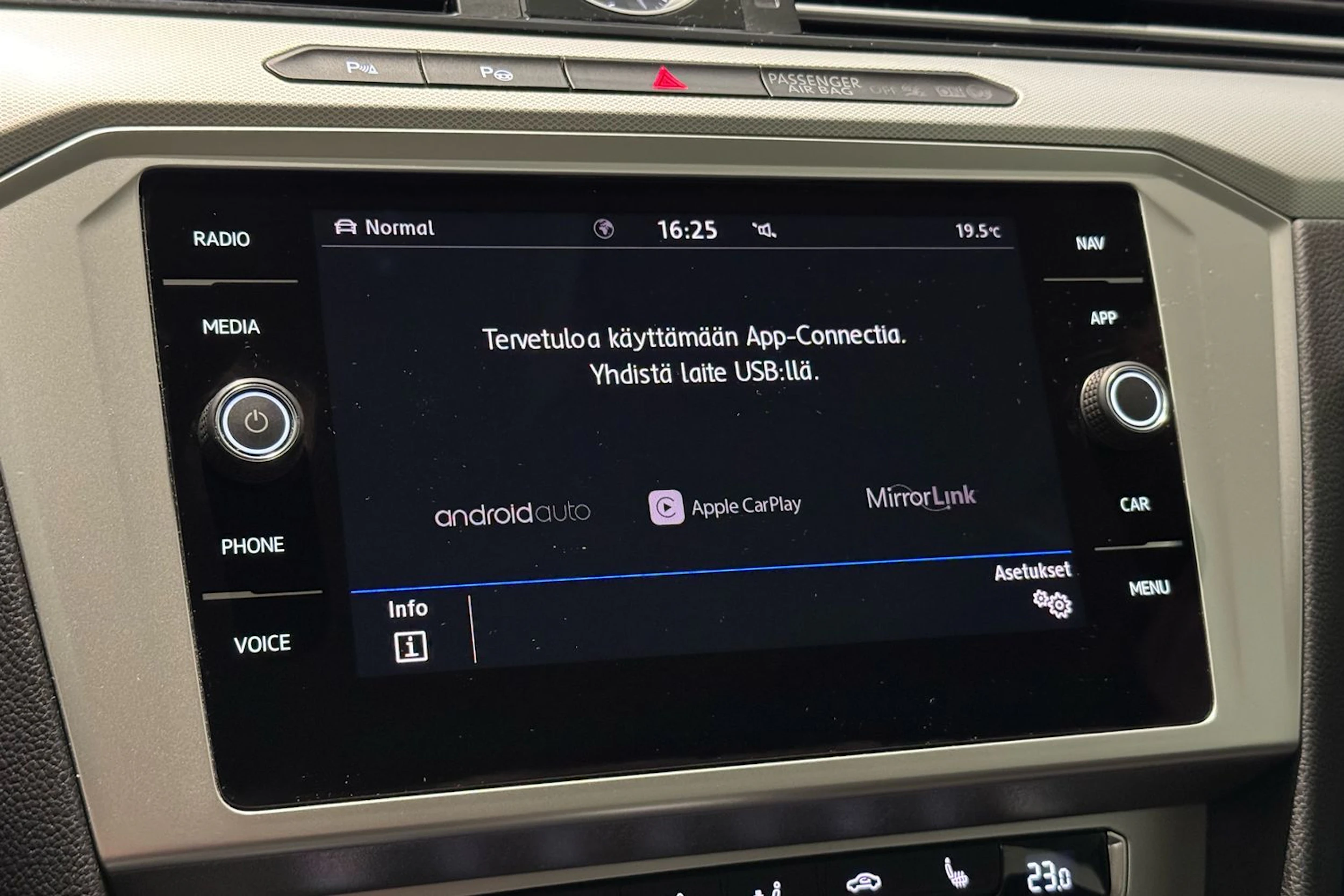 ruskea (beige) Volkswagen Passat 2018 kuva 24.