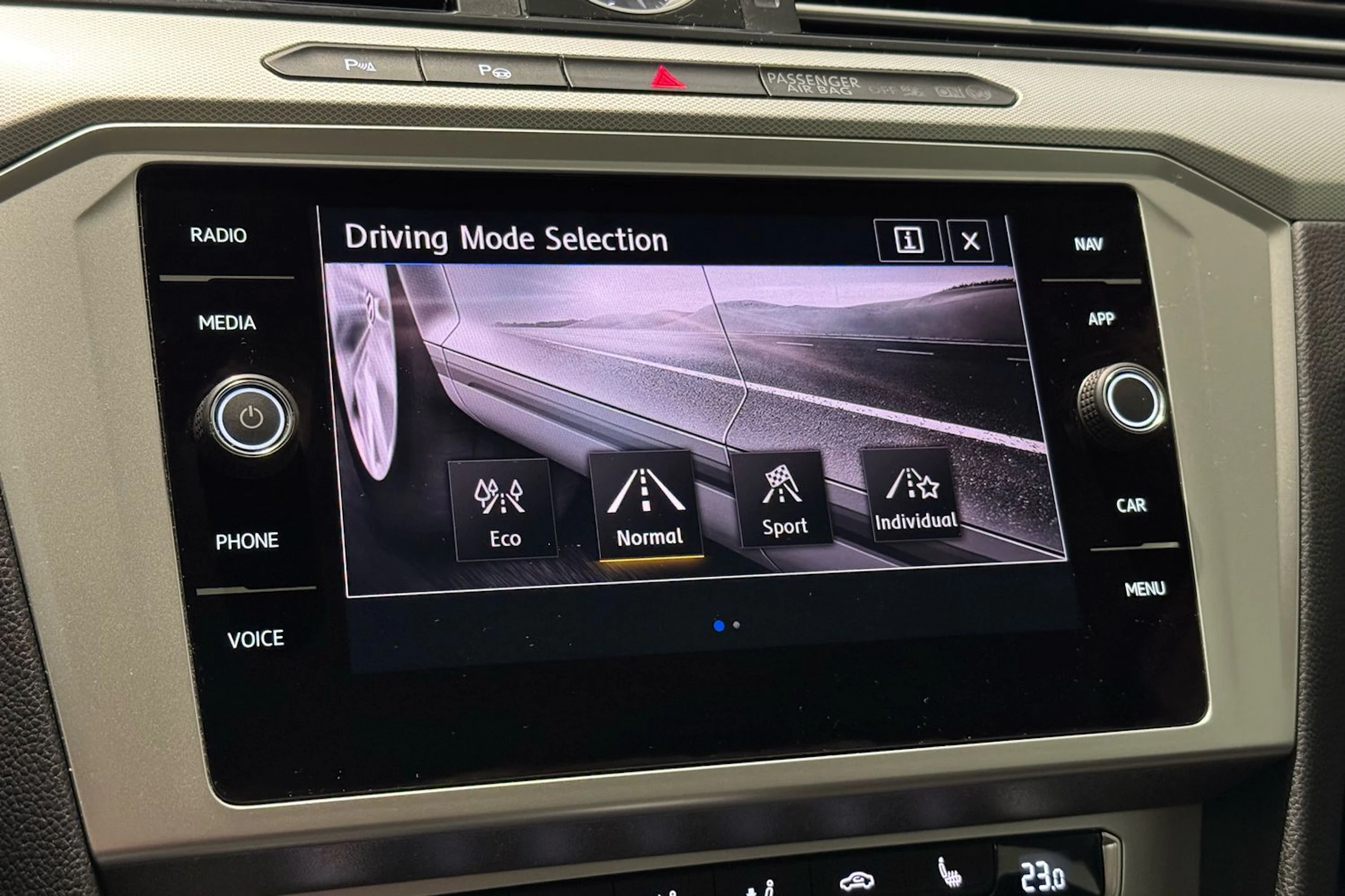ruskea (beige) Volkswagen Passat 2018 kuva 25.