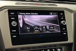 ruskea (beige) Volkswagen Passat 2018 kuva 25.