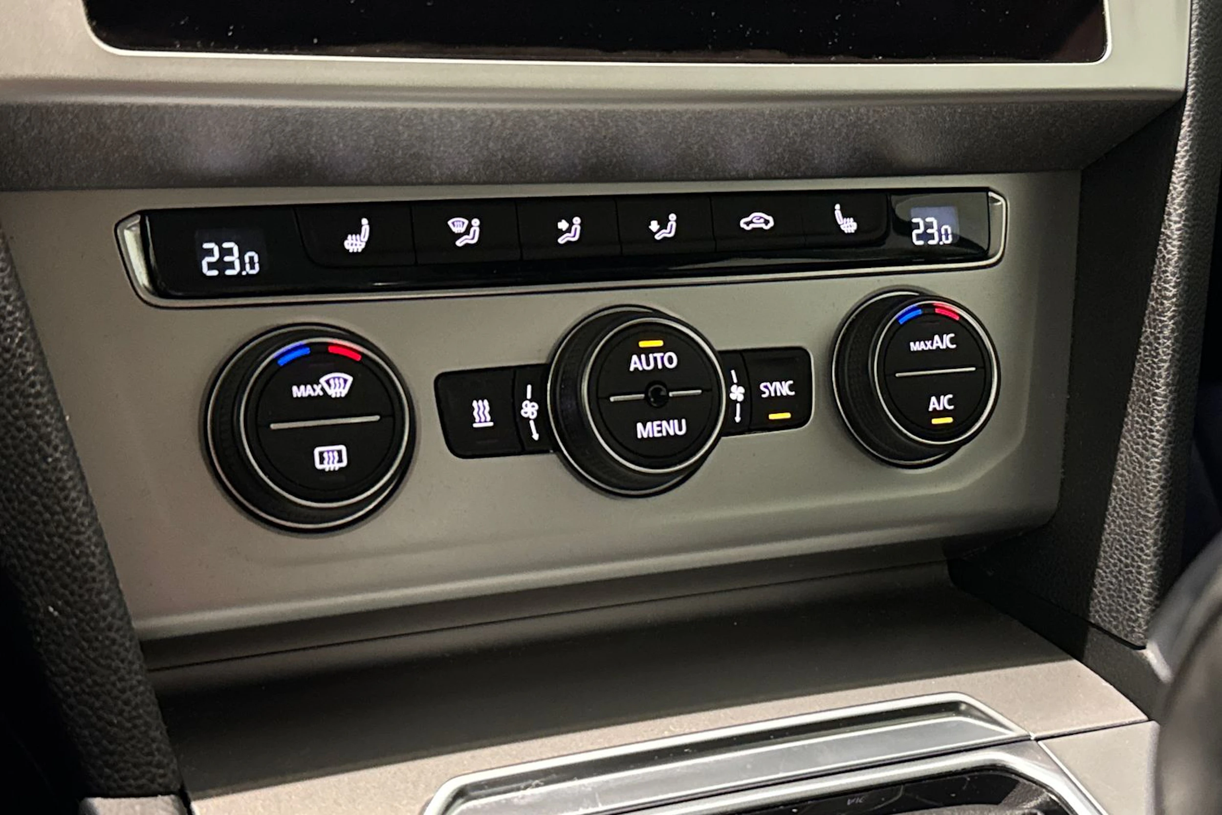 ruskea (beige) Volkswagen Passat 2018 kuva 26.
