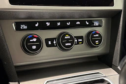 ruskea (beige) Volkswagen Passat 2018 kuva 26.