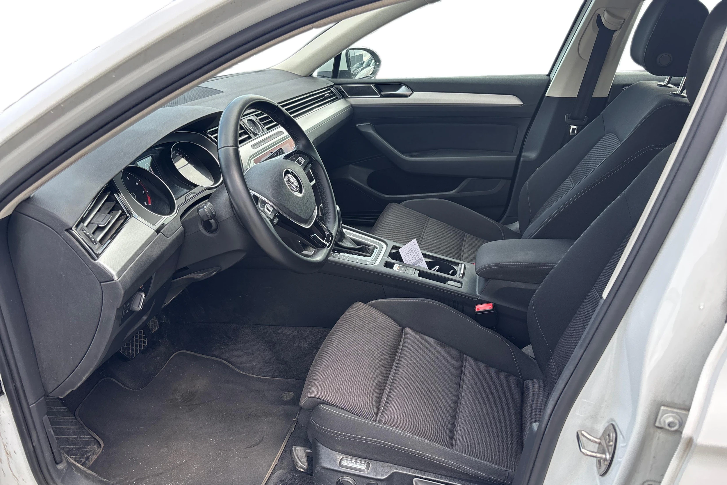 valkoinen Volkswagen Passat 2017 kuva 3.