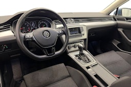 sininen Volkswagen Passat 2017 kuva 7.