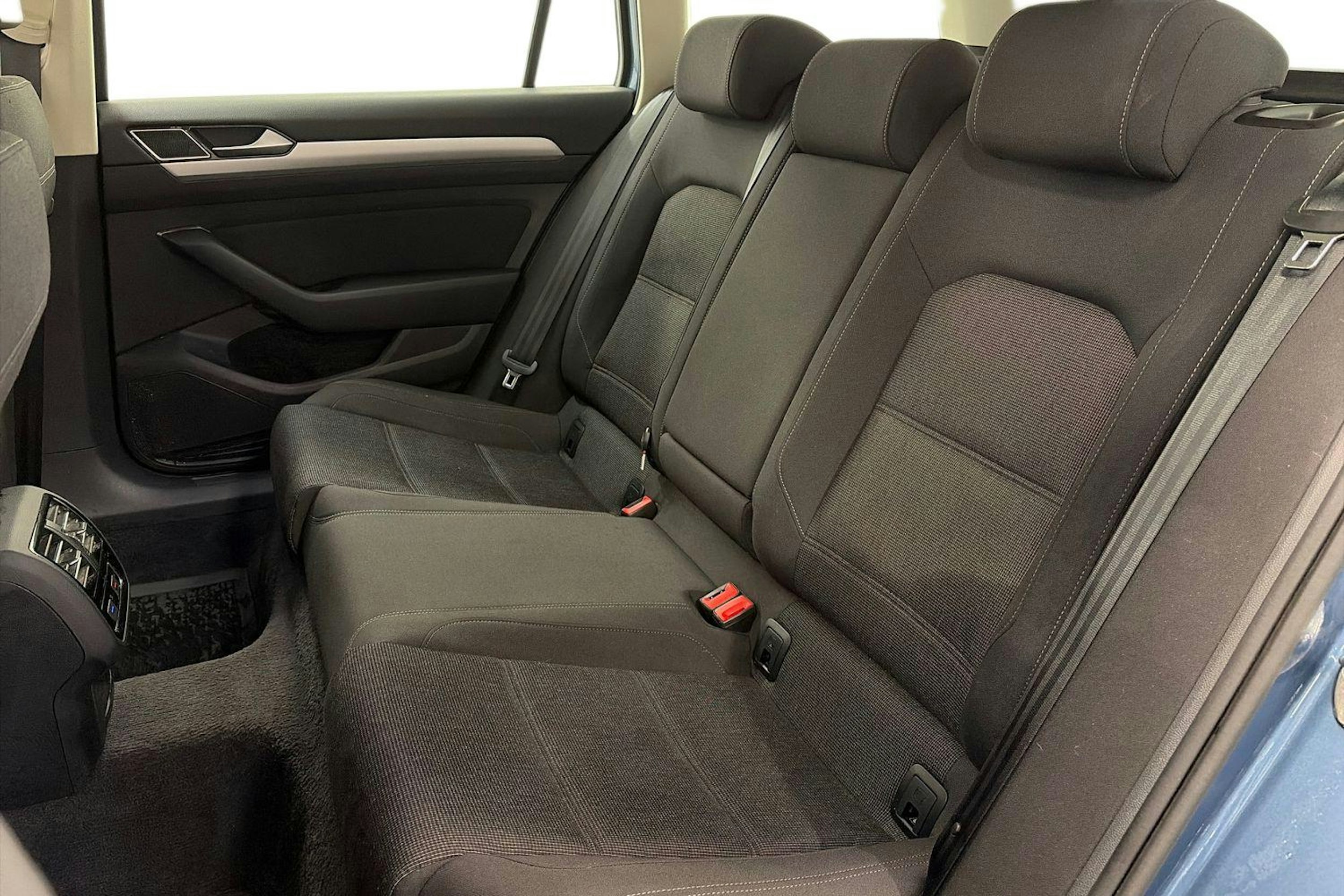 sininen Volkswagen Passat 2017 kuva 10.