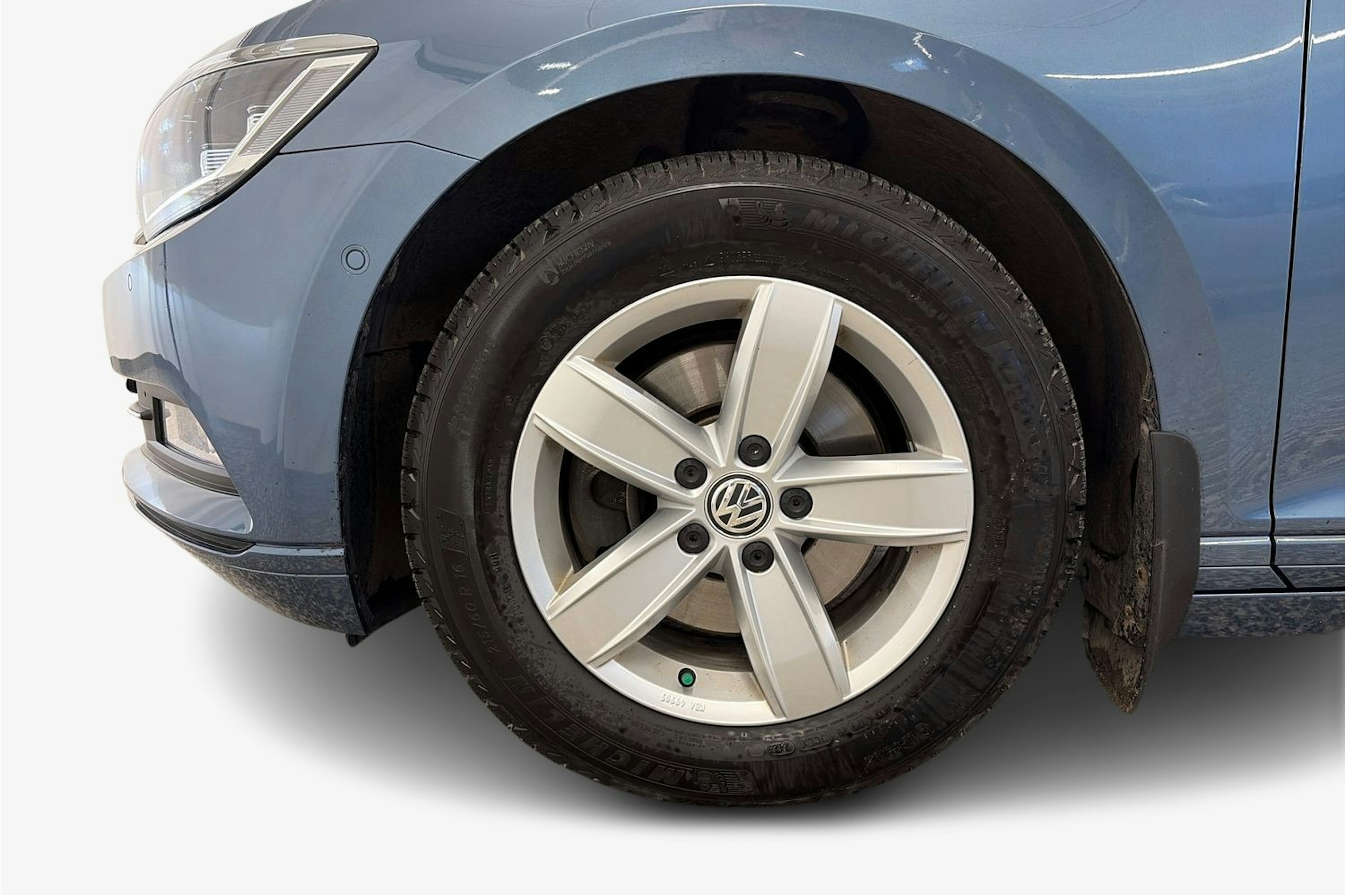 sininen Volkswagen Passat 2017 kuva 11.