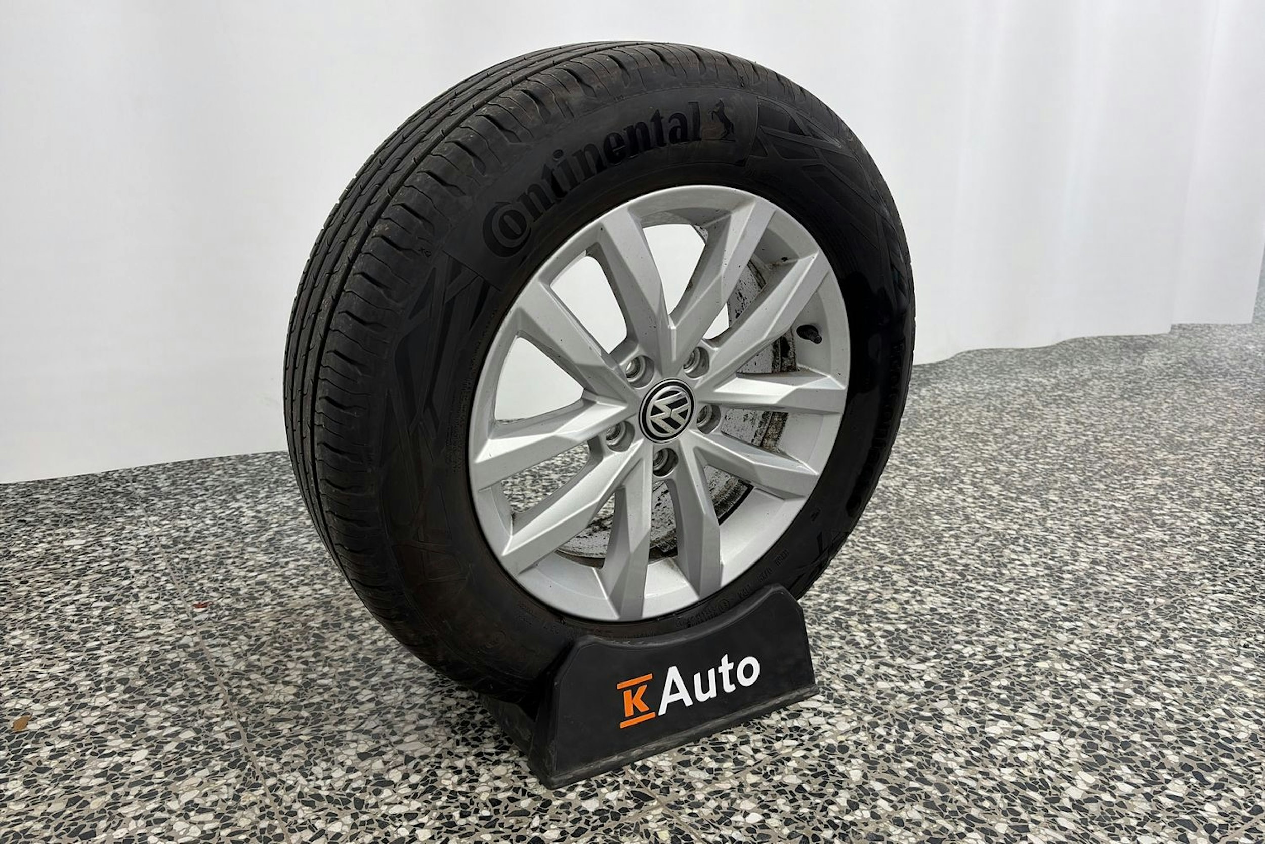 sininen Volkswagen Passat 2017 kuva 13.