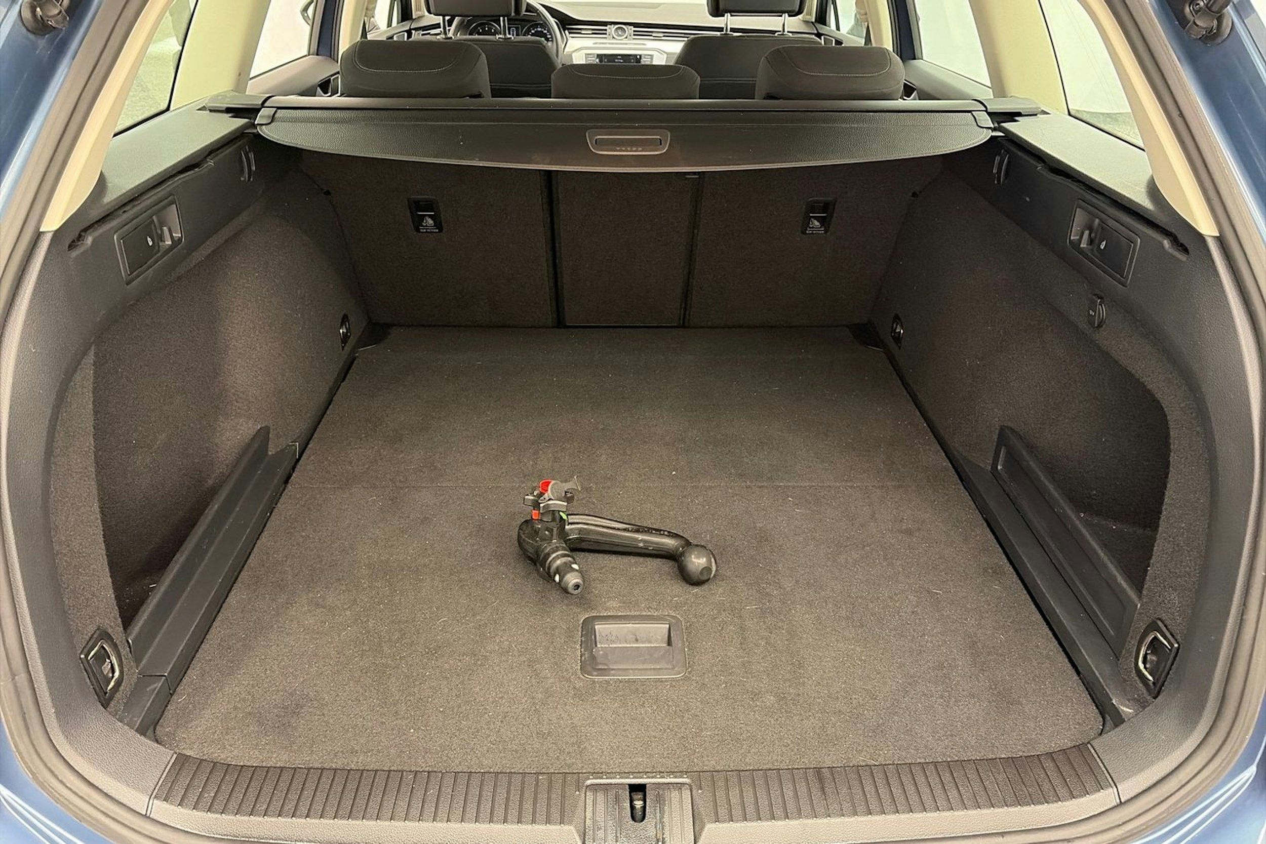 sininen Volkswagen Passat 2017 kuva 14.