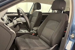 sininen Volkswagen Passat 2017 kuva 15.