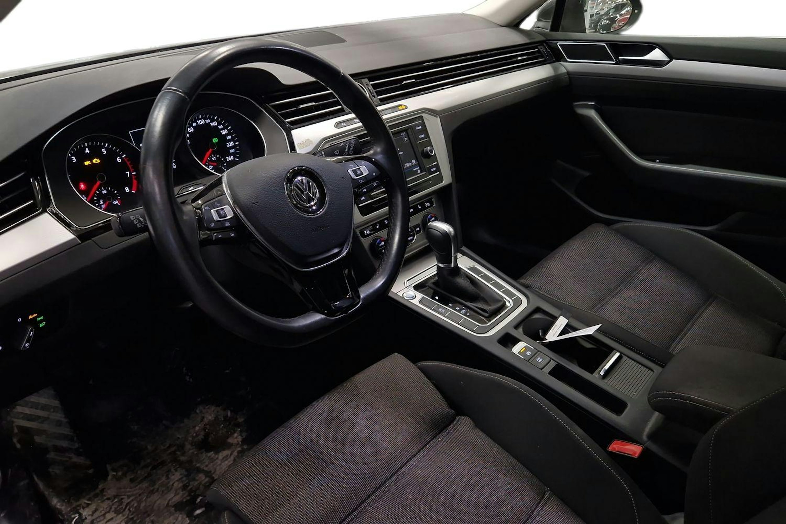 Ruskea (beige) Volkswagen PASSAT 2017 kuva 3.