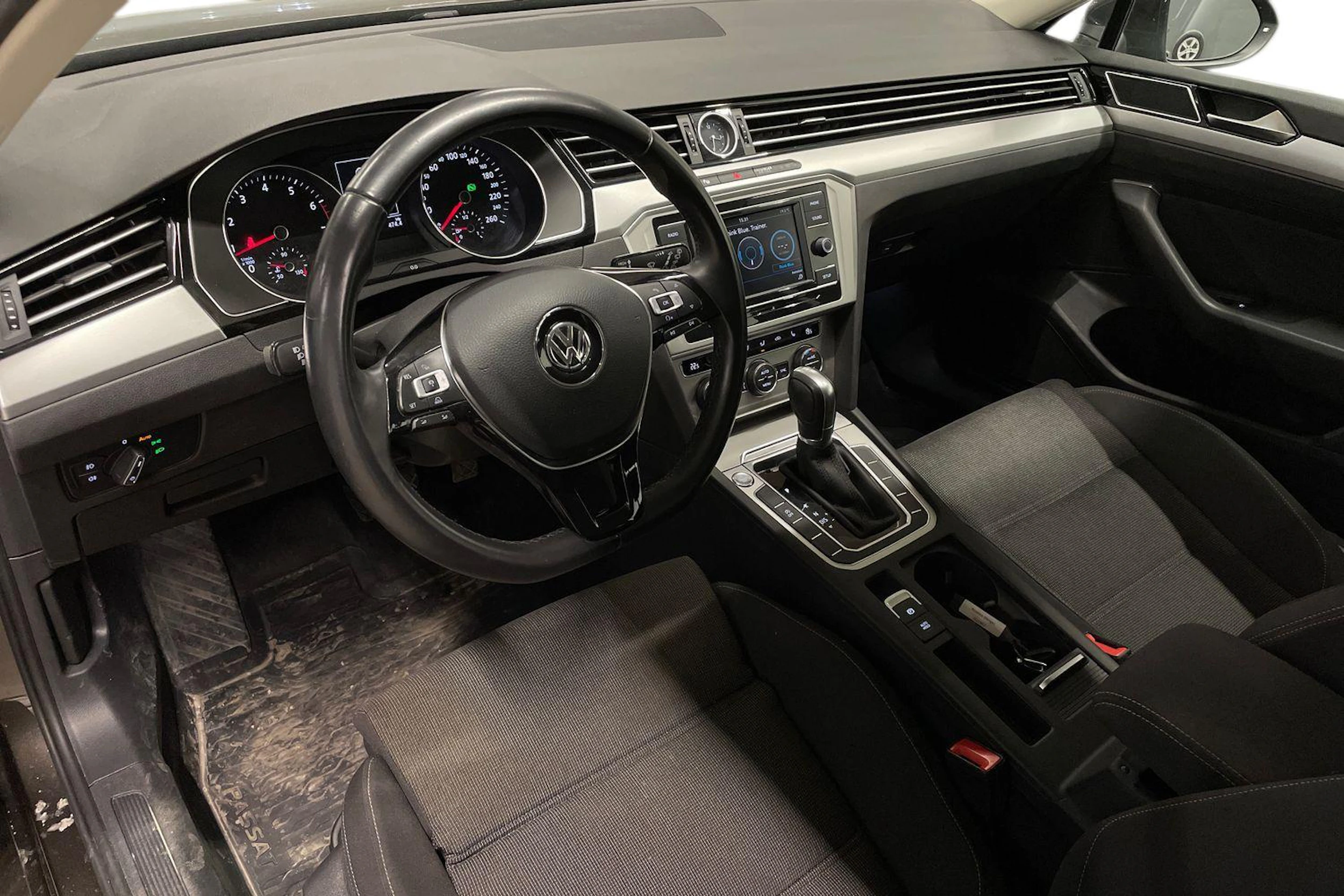 Ruskea (beige) Volkswagen PASSAT 2018 kuva 6.